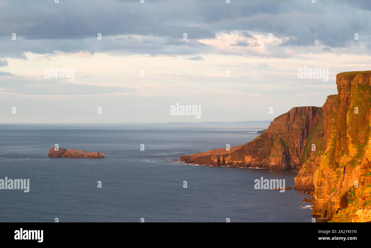 Isola Garvie e scogliere vicino a Cape Wrath, Sutherland Foto Stock