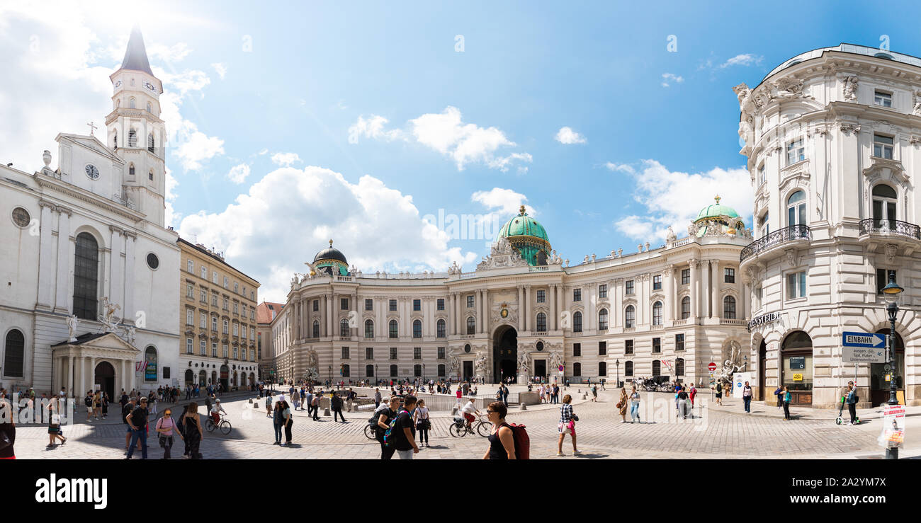 Hofburg su Michaellerplatz, Vienna, Austria Foto Stock