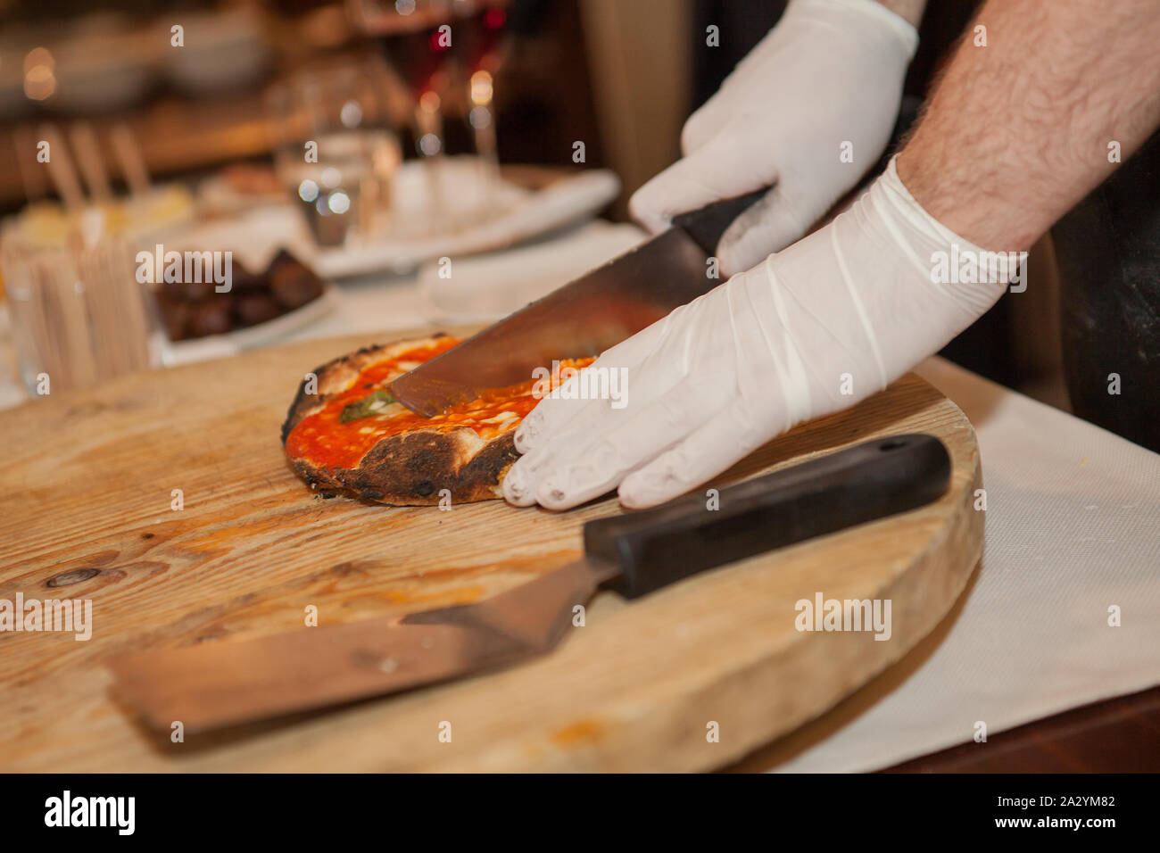 Tagli di chef preparate di fresco fette di pizza, Napoli Italia Foto Stock