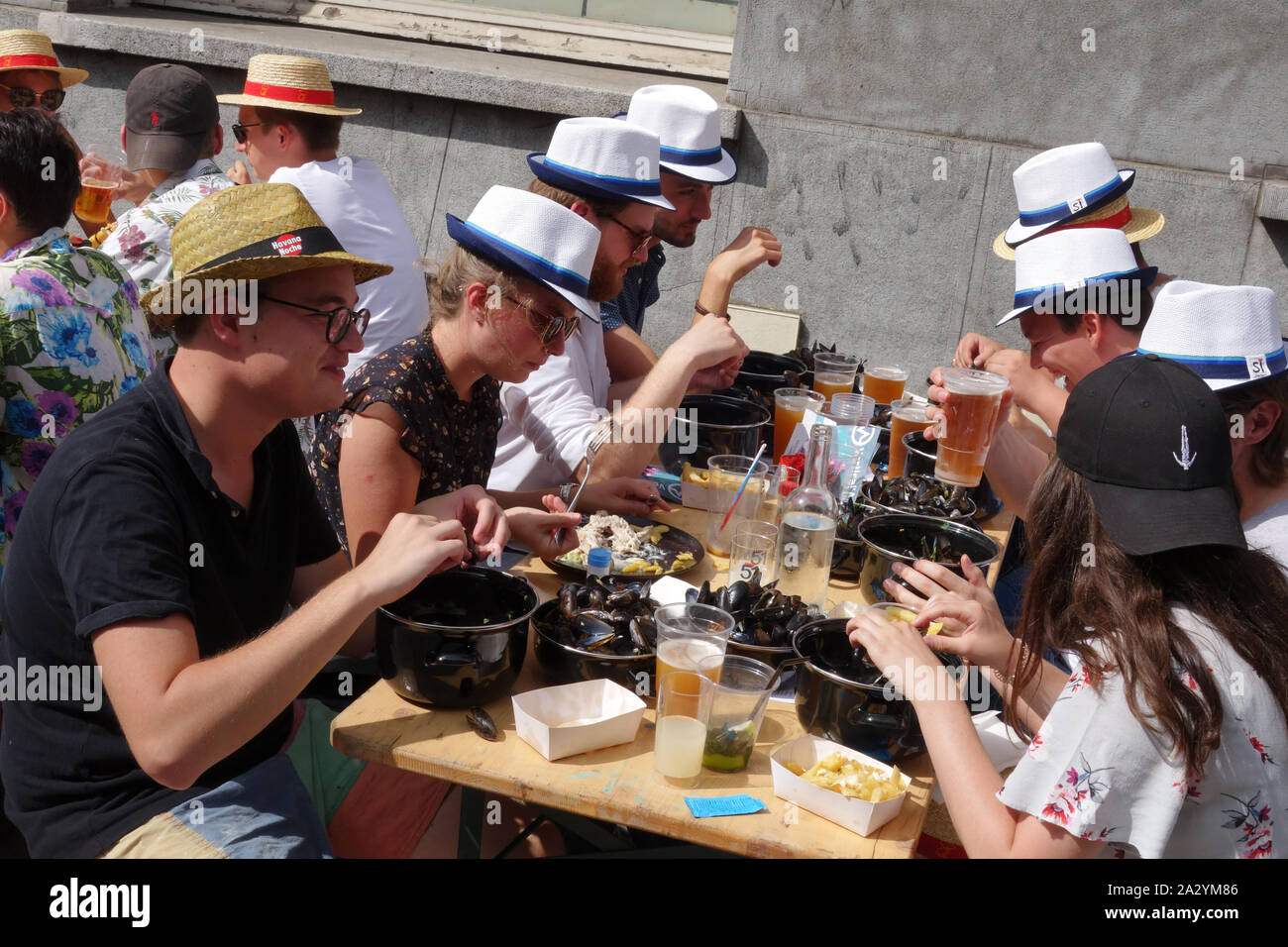 Godendo di moules frites a Lille Braderie 2019, Lille, Rijsel, Francia Foto Stock