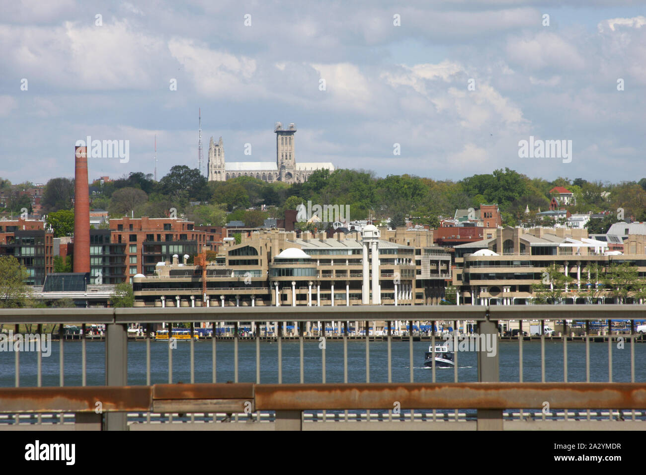 Vista del fiume Potomac ed edifici in Washington DC, Stati Uniti d'America Foto Stock