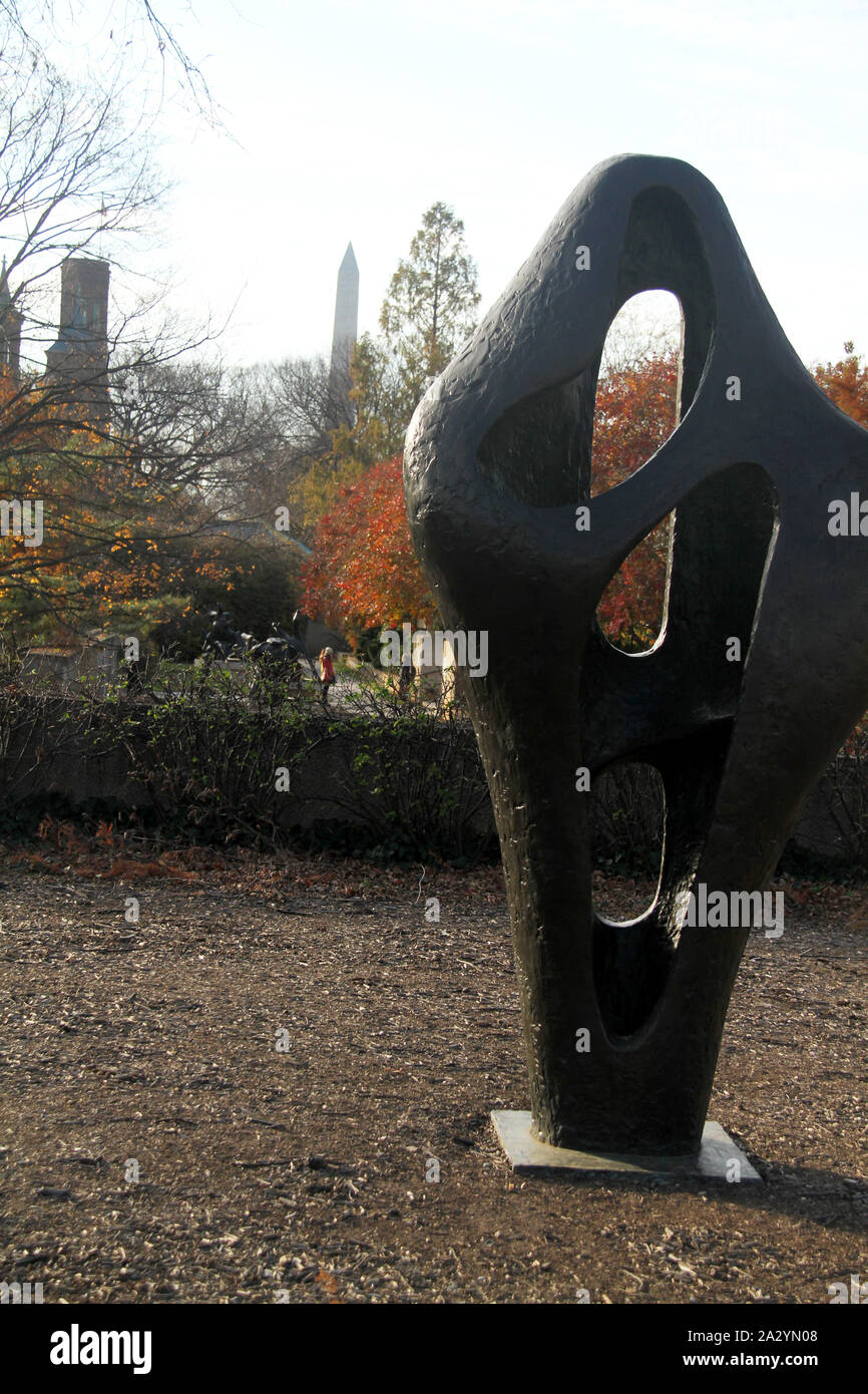 'La figura per il Paesaggio" scultura di Barbara Hepworth presso il Museo Hirshhorn e giardino di sculture a Washington DC, Stati Uniti d'America Foto Stock