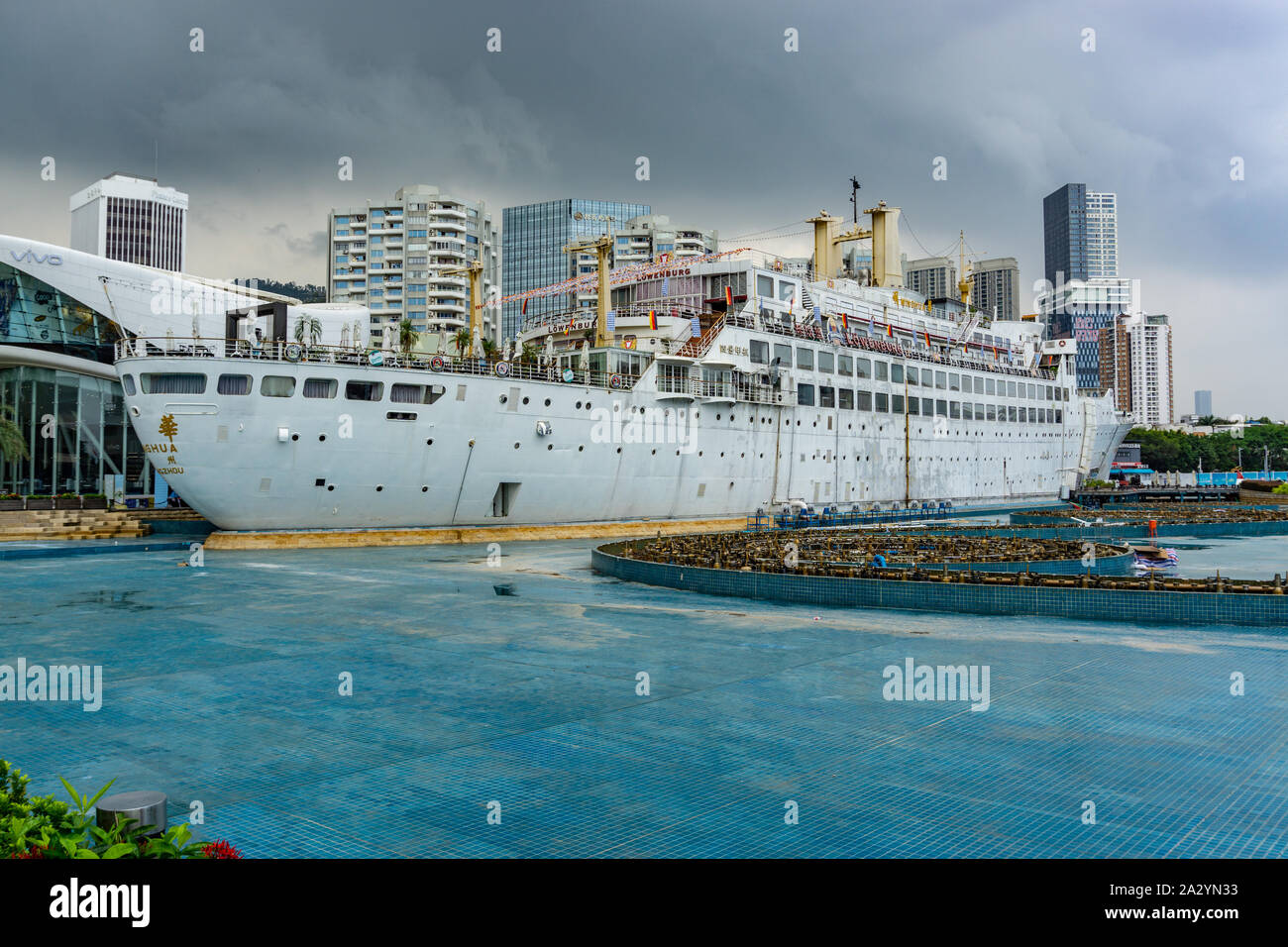 La nave di crociera convertito in bar e ristoranti a Shenzhen, Cina Foto Stock