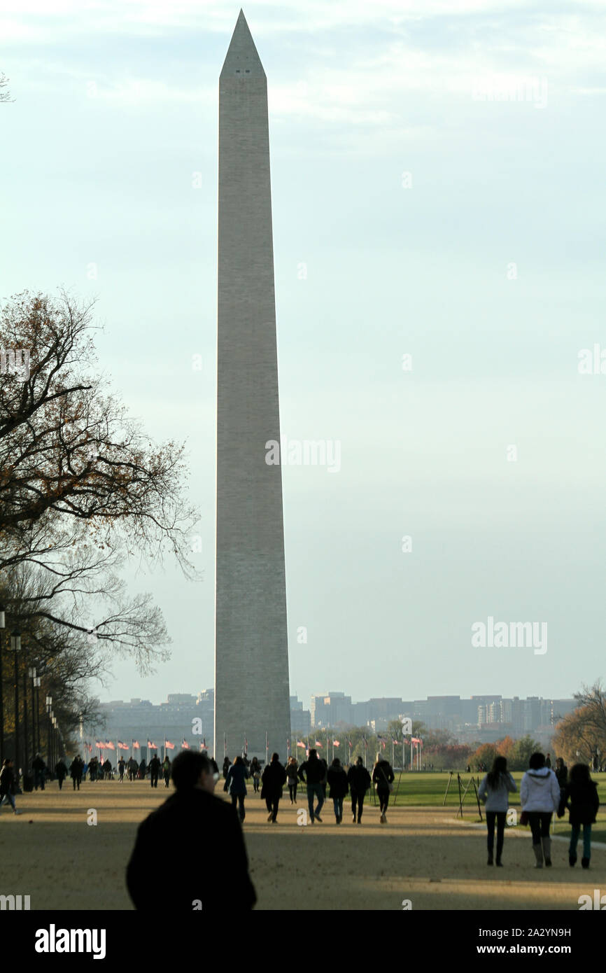 Il Monumento di Washington a Washington DC, Stati Uniti d'America. Le persone che visitano il National Mall. Foto Stock