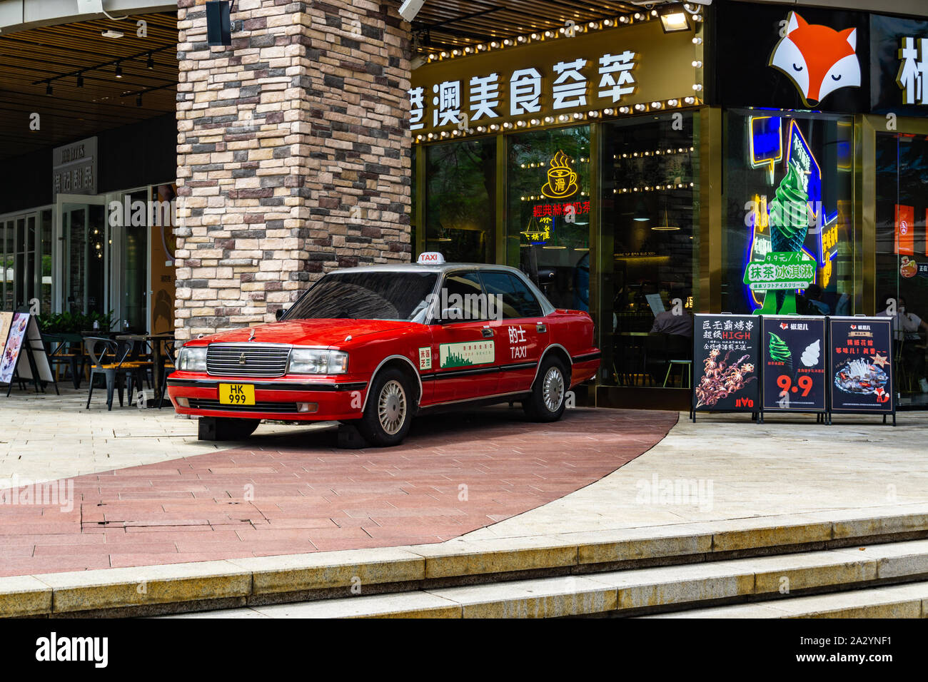 Hong Kong taxi rosso utilizzato come un ristorante cinese prop nella Cina continentale Foto Stock
