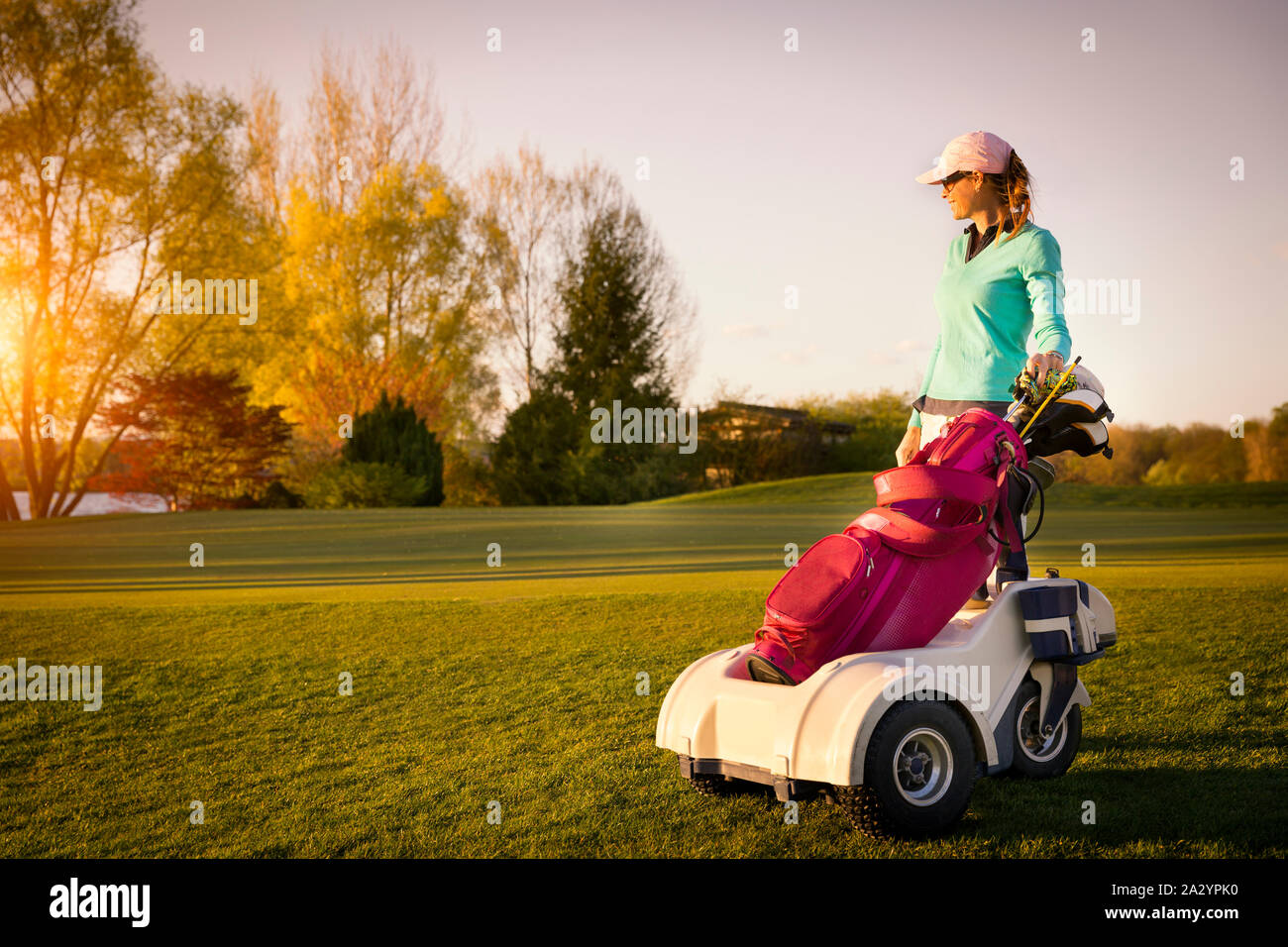 Femmina giocatore di golf con sacca da golf. Foto Stock