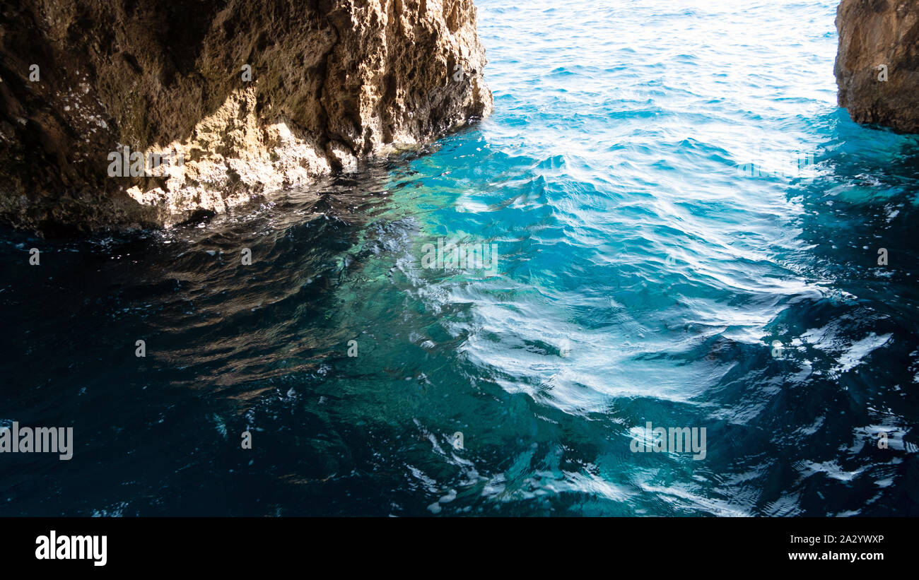 Un bellissimo fenomeno naturale della luce acqua e rocce Foto Stock