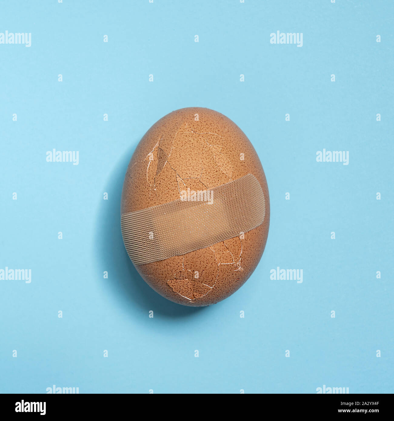 Un ferito uovo con un gesso Foto Stock