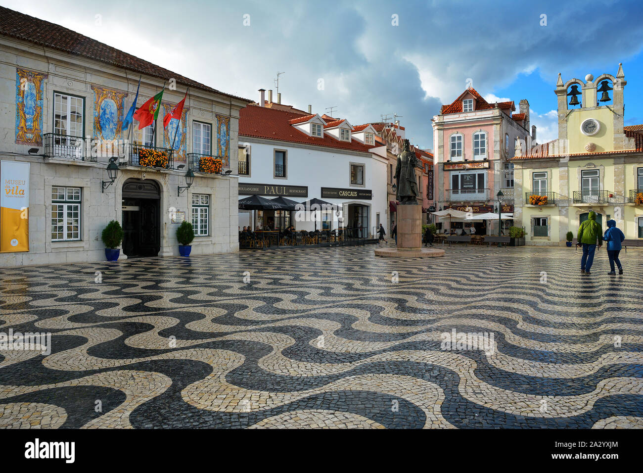 CASCAIS, Portogallo - 4 novembre 2017. La principale piazza e municipio di Cascais , porto di pesca e popolare località del Portogallo. Foto Stock