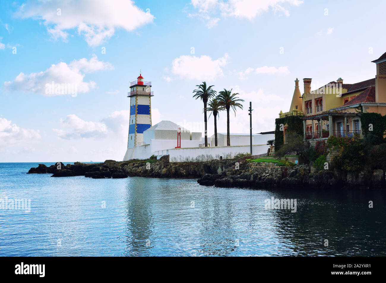 Bellissima vista di Cascais ,resort costiero e la cittadina di pescatori, con Santa Maria House e del faro , Portogallo Foto Stock