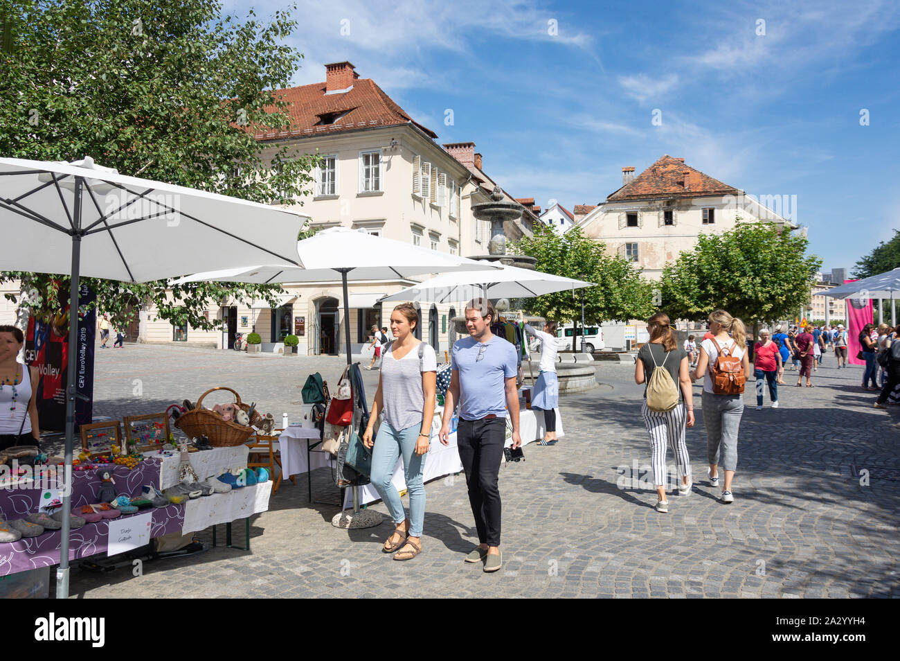 Si spegne a Lubiana il mercato dell'arte, Breg embankment, Città Vecchia, Lubiana, Slovenia Foto Stock