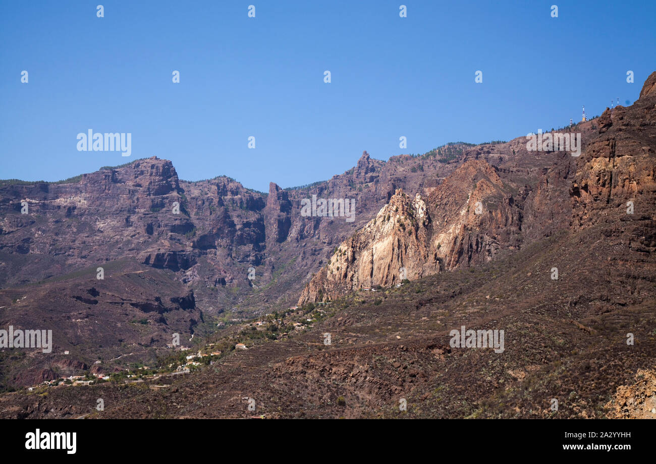 Gran Canaria, Settembre, paesaggio lungo un sentiero in discesa nella valle di Tirajana, bianca scogliera Risco Blanco visibile Foto Stock