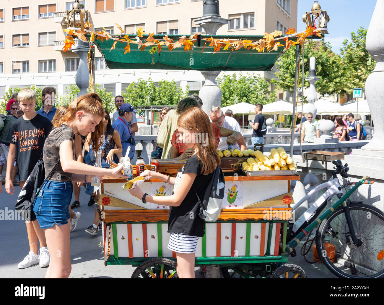 Grigliata di stallo di mais con una tripla ponti, Preseren Square, Città Vecchia, Lubiana, Slovenia Foto Stock