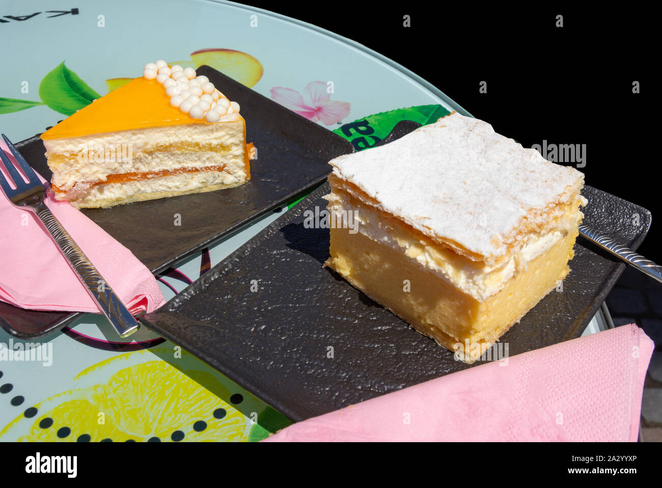 Kremšnita tradizionale (Bled crema dessert) torte su piastra, Città Vecchia, Lubiana, Slovenia Foto Stock