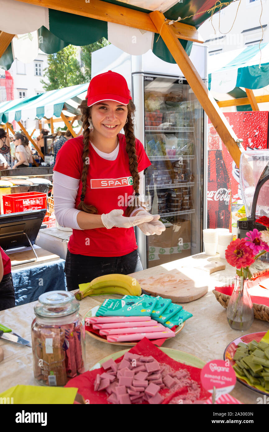 Giovane donna che lavorano in stallo vegetariano a Vegafest (cibo vegan festival), Pogacarjev Trg, Città Vecchia, Lubiana, Sloven Foto Stock