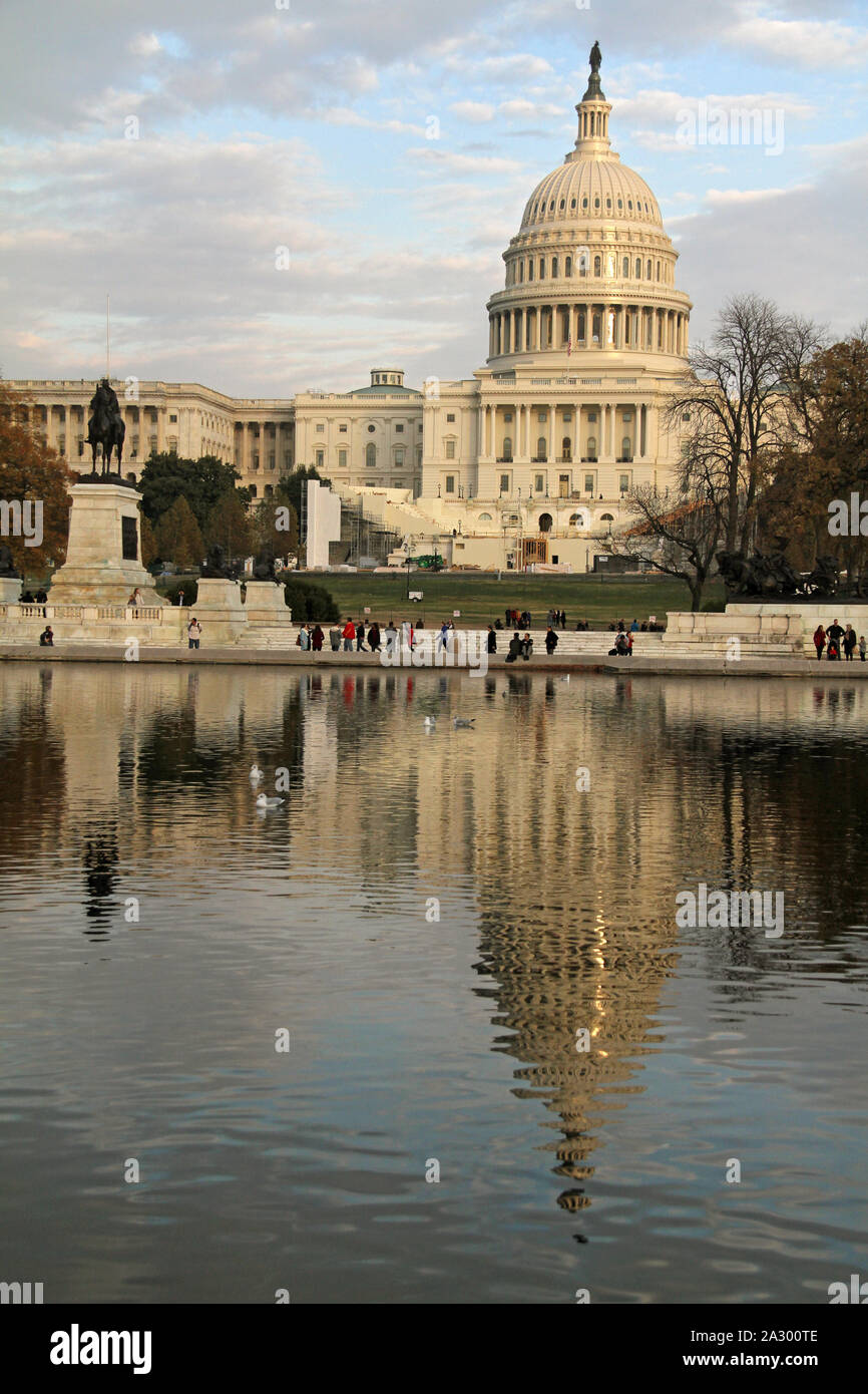 Il Capitol Building e la Piscina a Specchio del Campidoglio all'estremità orientale del National Mall di Washington DC. Foto Stock