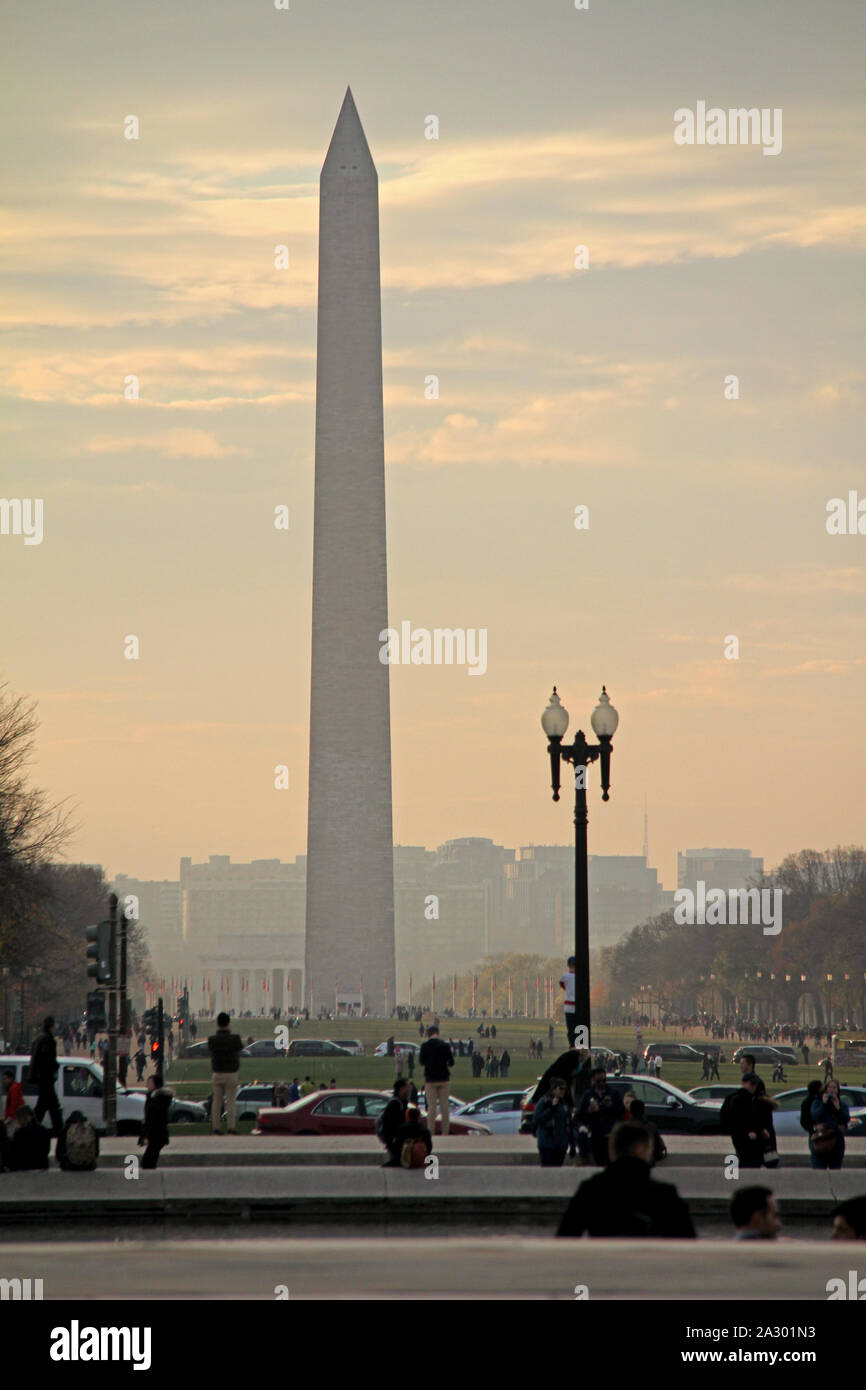 I turisti che visitano il National Mall di Washington DC, USA, con il Monumento di Washington si vede nella parte posteriore Foto Stock