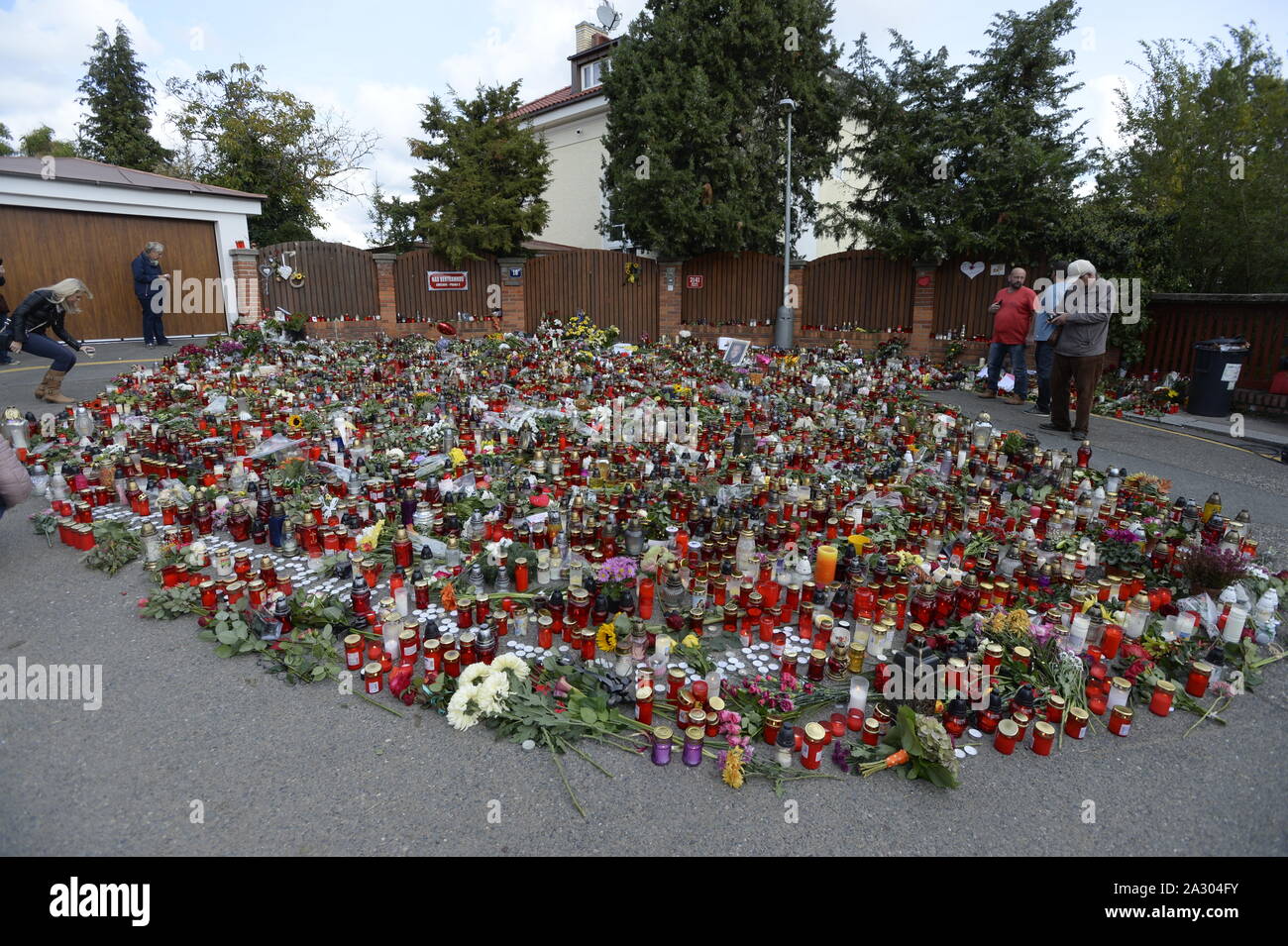 Praga, Repubblica Ceca. 04 ott 2019. Un pio luogo è visibile nella parte anteriore del Karel Gott's house di Praga Repubblica Ceca, il 4 ottobre 2019. La maggior parte dei popolari ceca cantante pop Karel Gott morì a 80 il 1 ottobre 2019, prima di mezzanotte a casa nella sua cerchia familiare, a Praga, nella Repubblica ceca la sua portavoce Stolzova detto il 2 ottobre 2019. Credito: Katerina Sulova/CTK foto/Alamy Live News Foto Stock