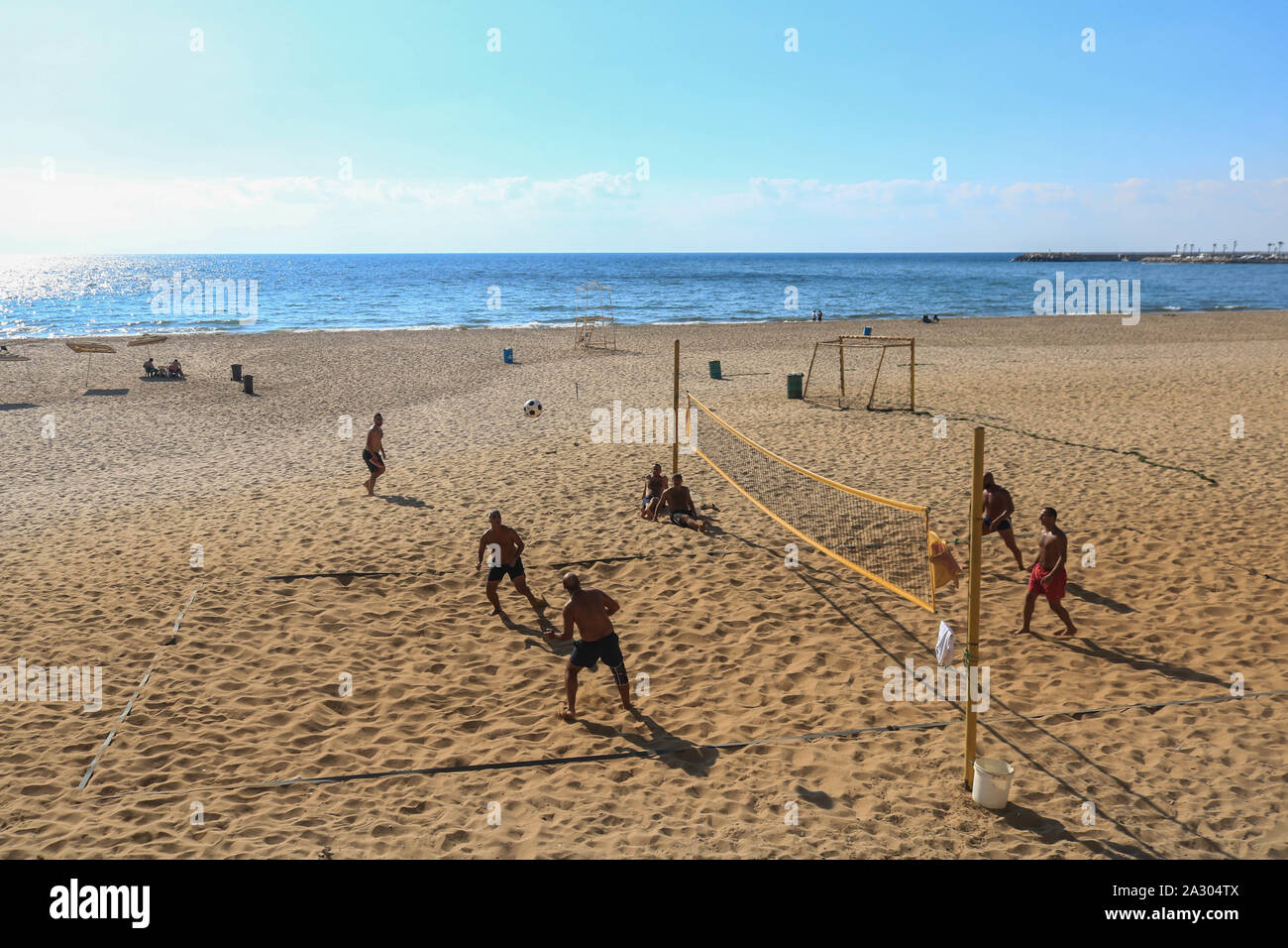 Persone giocare a beach volley su una calda e soleggiata giornata a Beirut. Foto Stock