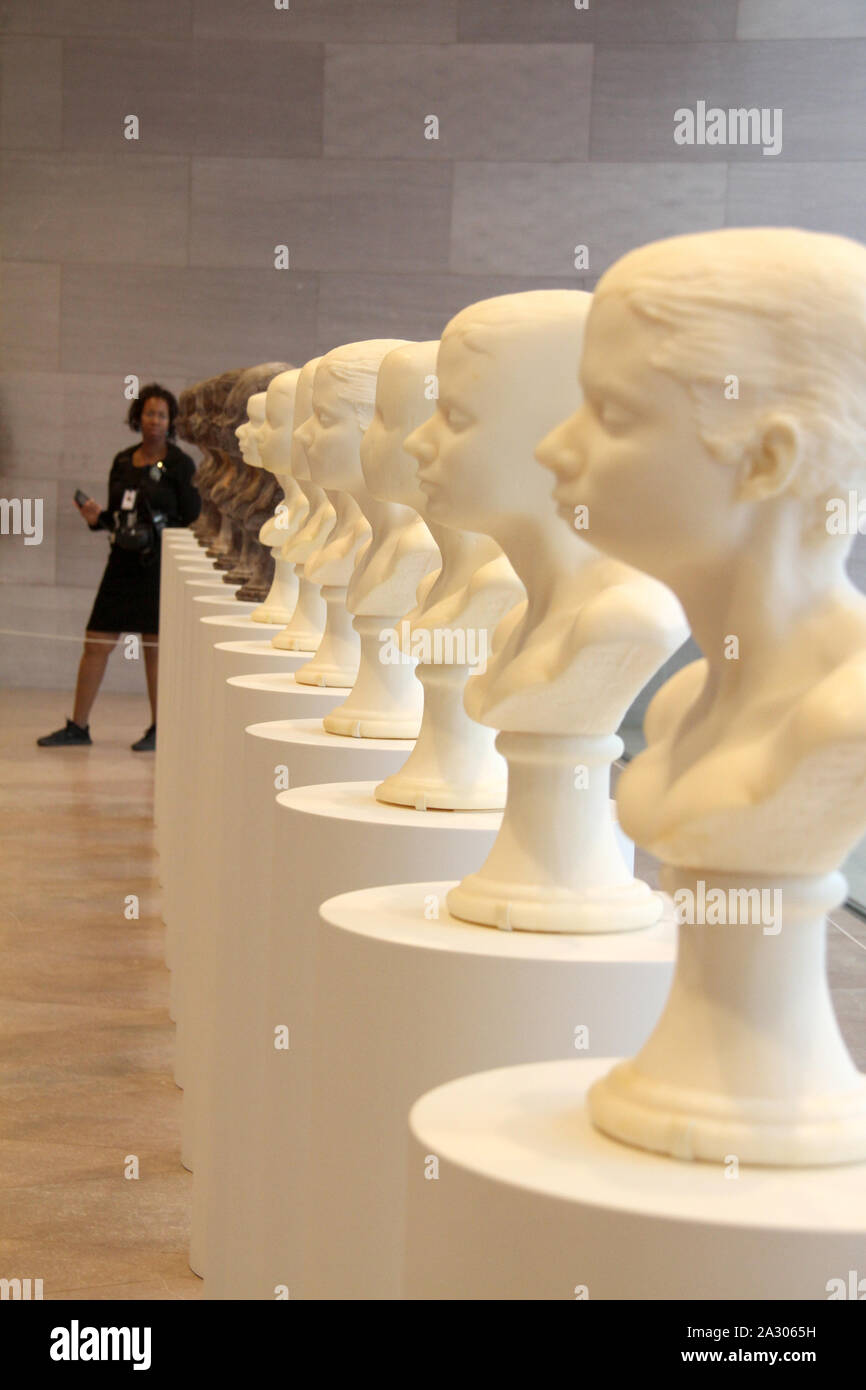 "Leccare e schiuma' cioccolato e busti di sapone da Janine Antoni presso la National Gallery of Art di Washington DC, Stati Uniti d'America Foto Stock