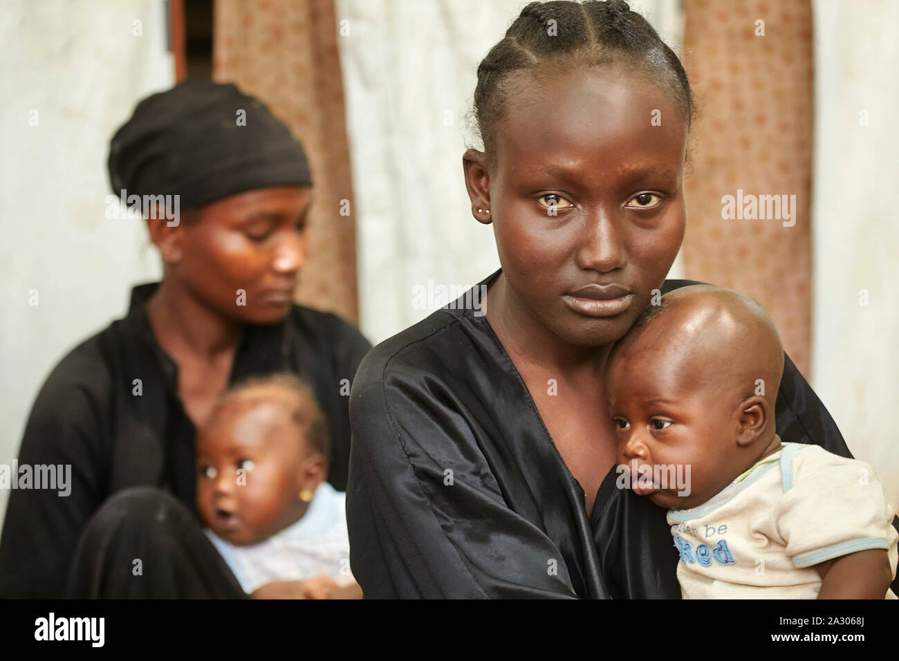 Repubblica Africana Centrale auto Bangui Aisha (25) ha perso il marito quando egli tenta di fuggire in Ciad a 7-2-2014 Alima Ali 10 mesi Arafa(19) Isin Amer 2 mont Foto Stock