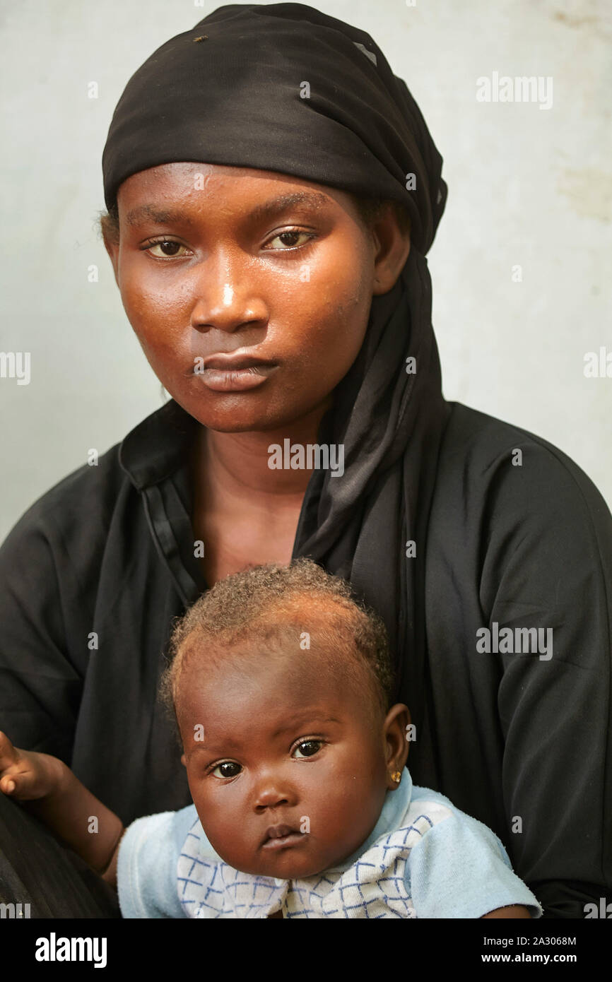 Repubblica Africana Centrale auto Bangui Aisha (25) ha perso il marito quando egli tenta di fuggire in Ciad a 7-2-2014 Alima Ali 10 mesi Foto Jaco Klamer 22-05-20 Foto Stock