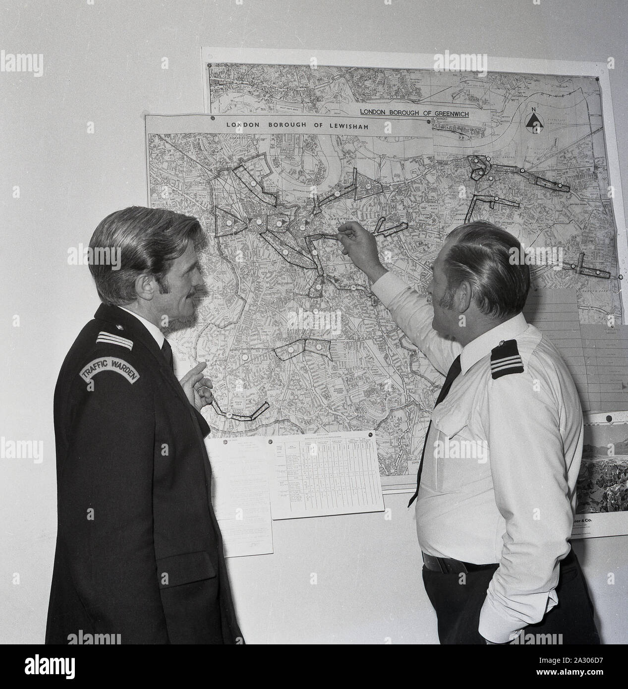 1972, storico, appena assunto in uniforme del traffico maschio operaio essendo mostrata la sua area di strada su una mappa su una parete con il suo senior officer, Lewisham, Londra, Inghilterra, Regno Unito. Parcheggio esecuzione ha iniziato in Gran Bretagna nel settembre 1960 quando il primo traffico operai apparso sulle strade di Westminster per il rilascio di multe per gli automobilisti a nome della Metropolitan Police. Foto Stock