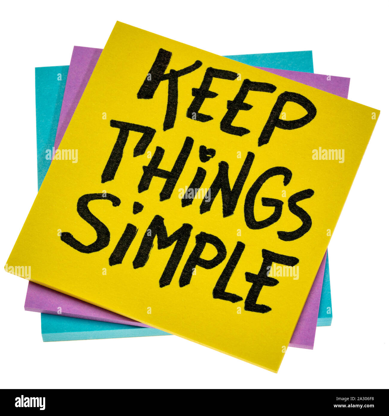 Mantenere le cose semplici - scrittura su una nota di Promemoria, Semplicità, minimalismo o il concetto di stile di vita Foto Stock