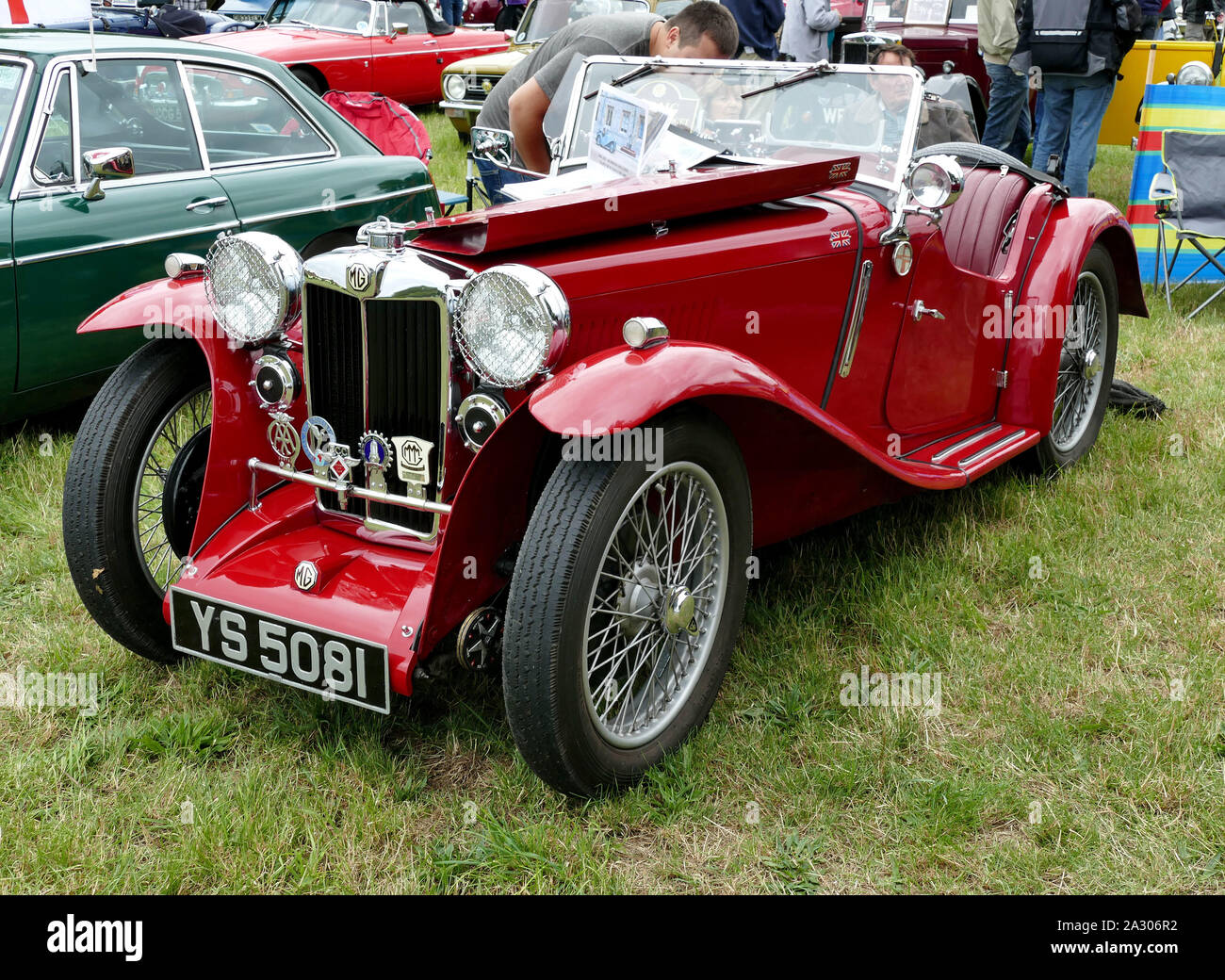 1935 mg tourer, YS5081 in rosso con il cofano aperto e il cofano verso il basso in corrispondenza di Chiltern Open Air Museum Classic Car Show Foto Stock