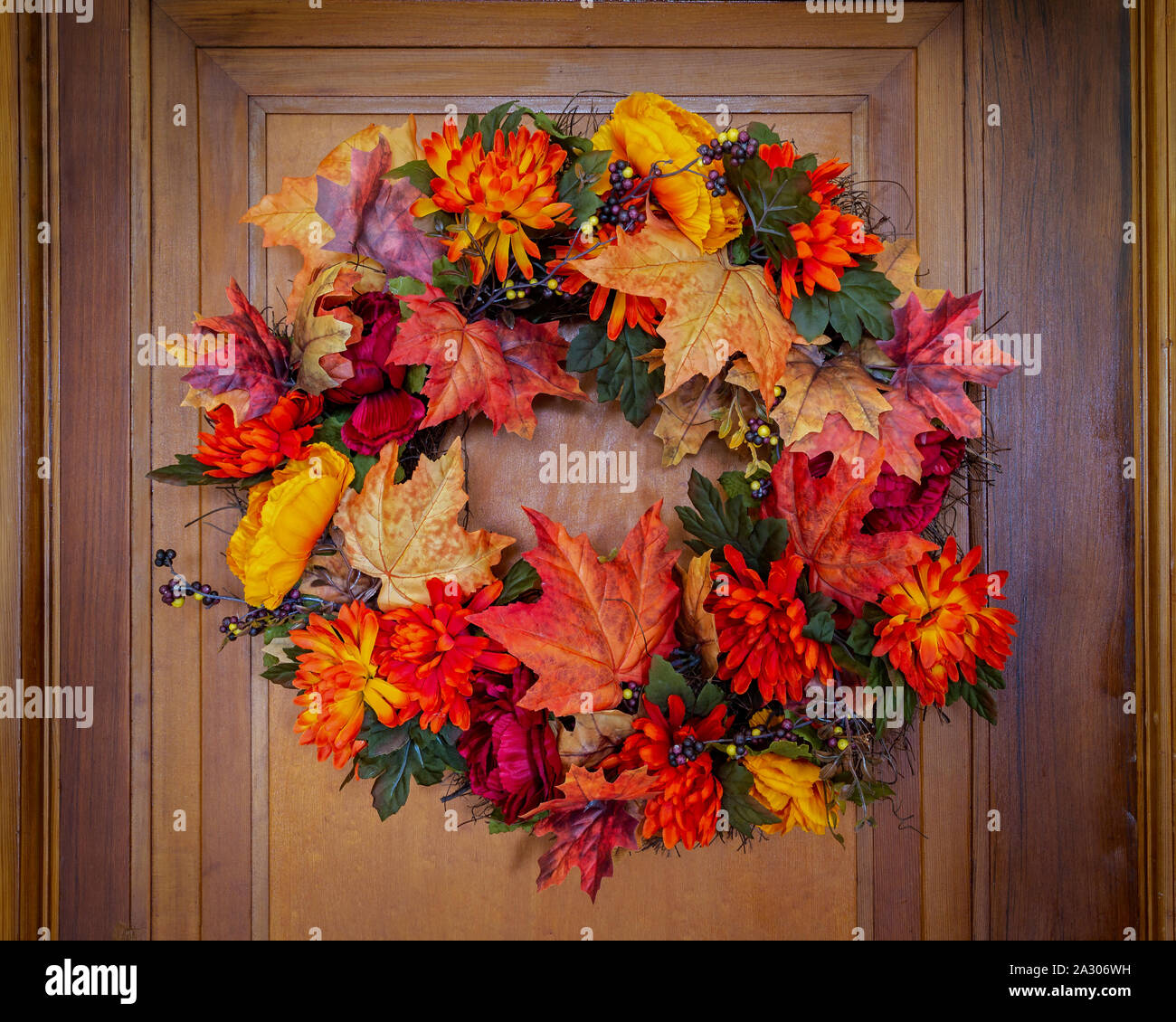 Un autunno ispirato ghirlanda appesa su una vecchia porta di legno. Foto Stock