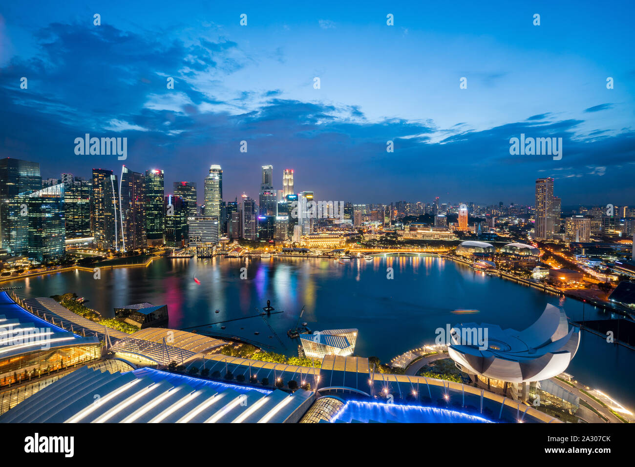 Vista aerea di Singapore business district skyline con visite turistiche nella notte di Marina Bay, Singapore. Asian Tourism, città moderna vita, o bus Foto Stock