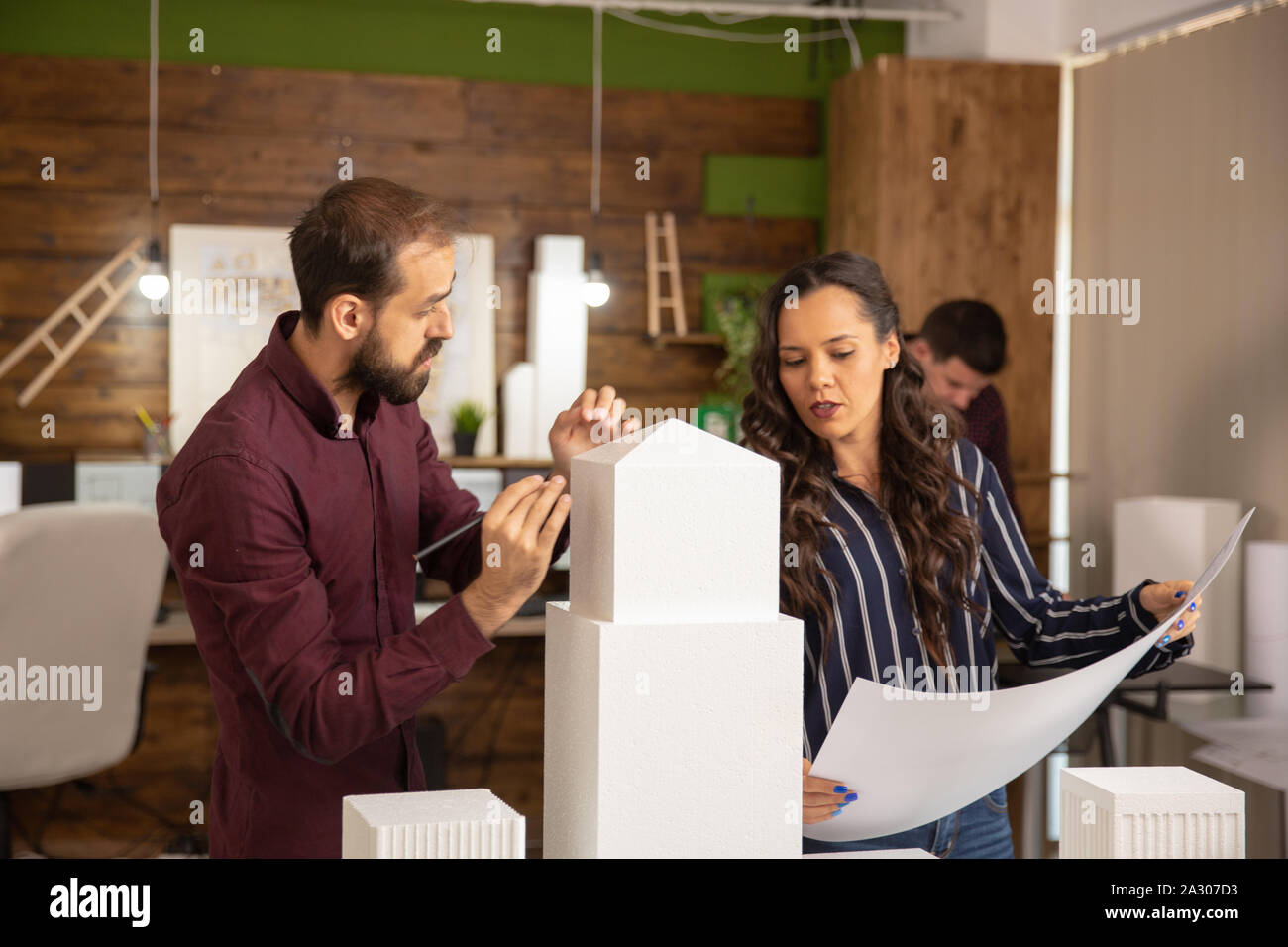 Il team creativo di architetti che lavorano su 3D di modelli di stampa in ufficio Foto Stock