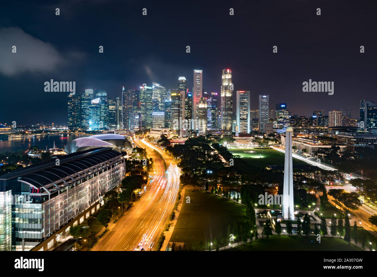 Panorama di Singapore al quartiere degli affari e dello skyline di grattacielo con War Memorial Park nella notte di Marina Bay, Singapore. Asia Foto Stock