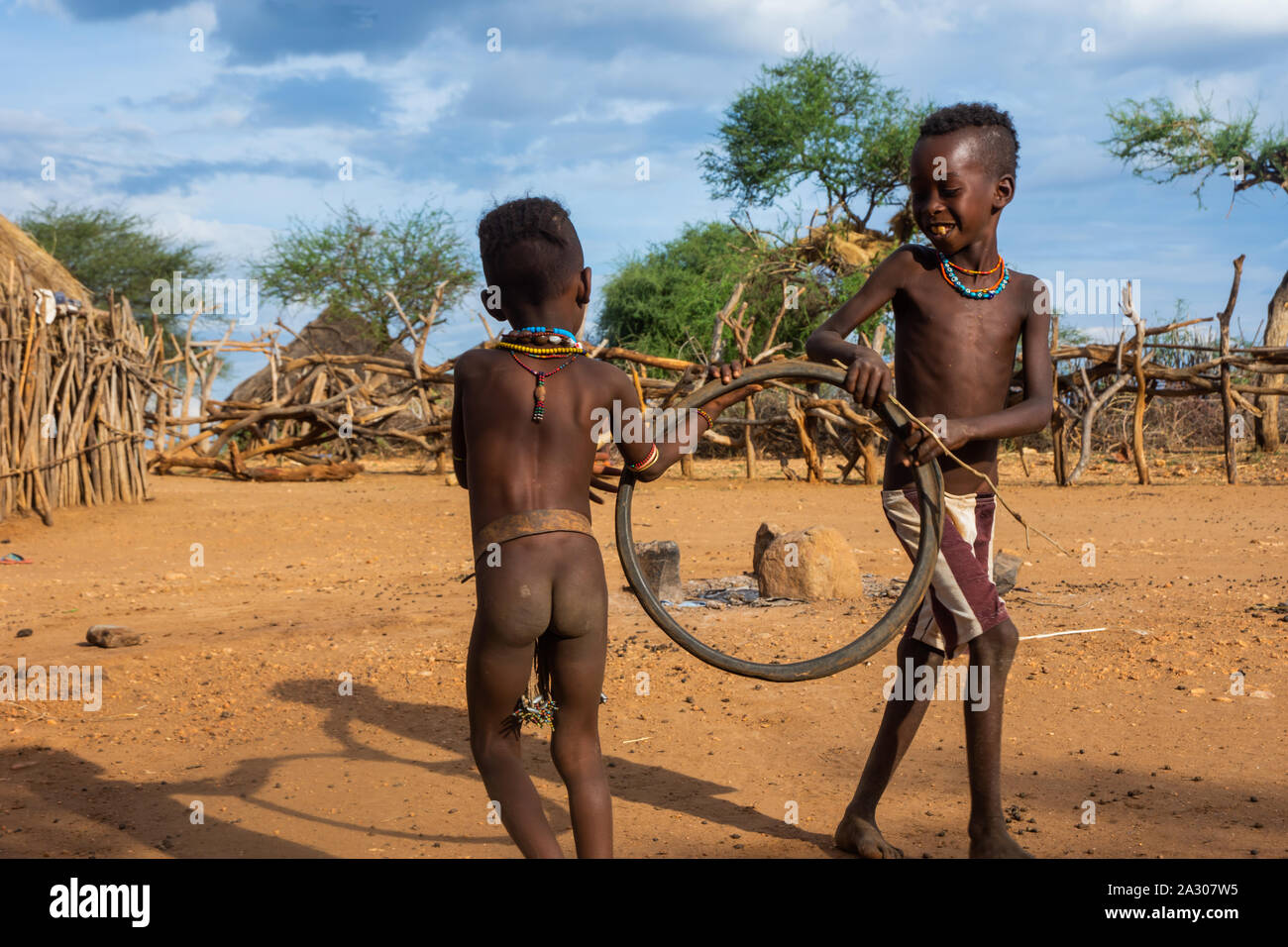 Turmi, Etiopia - Nov 2018: Hamer tribù ragazzi che giocano con il pneumatico. Valle dell'Omo Foto Stock