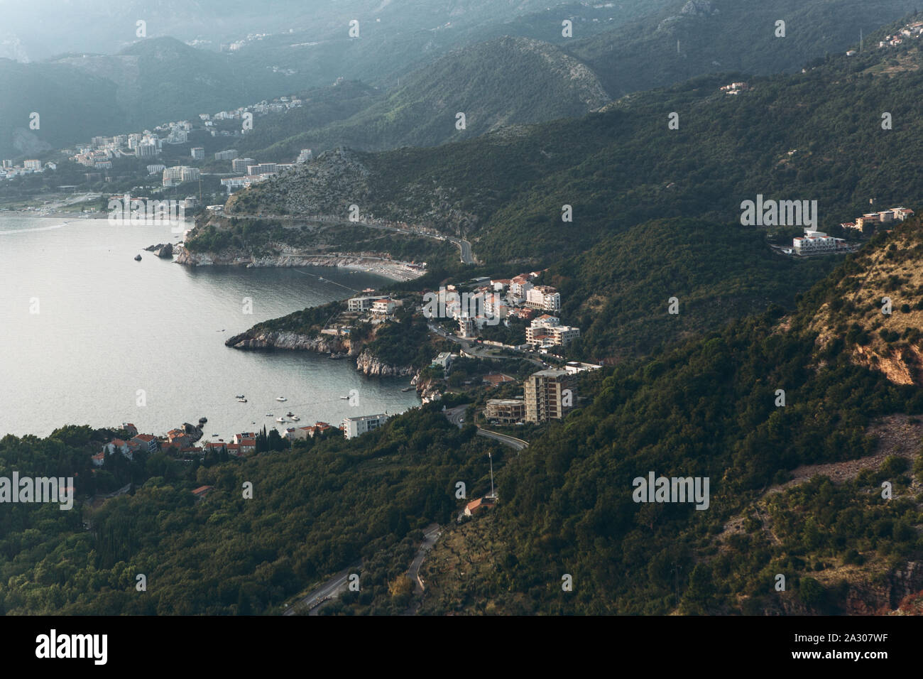 Vista della costa del Montenegro con architettura. Foto Stock