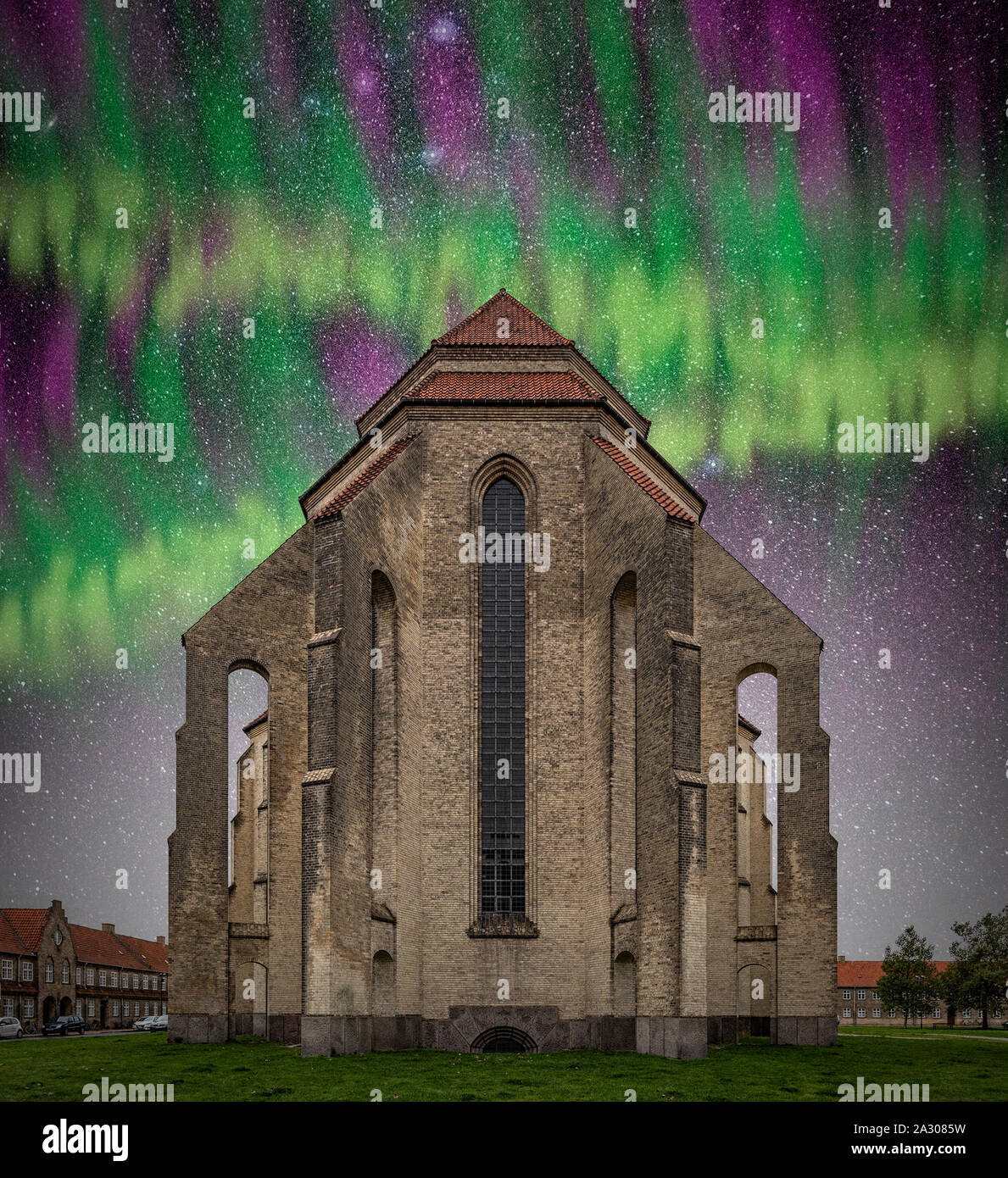Un fake Northern lights effetto applicato ad una immagine di Chiesa grundtvigs a Copenhagen, in Danimarca. Foto Stock