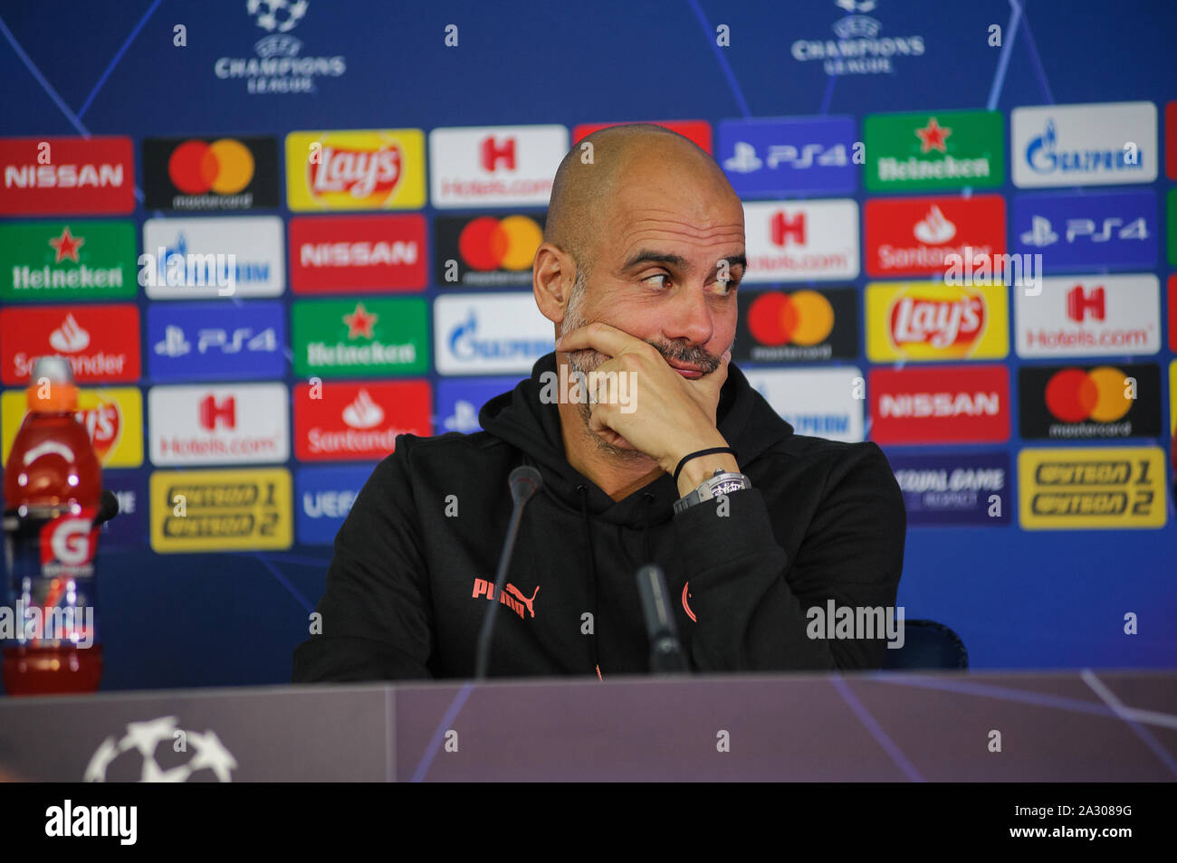 Kharkiv, Ucraina - 18 Settembre 2019: Close-up ritratto emotivo del Manchester City head coach, manager Pep Guardiola durante la conferenza stampa UE Foto Stock