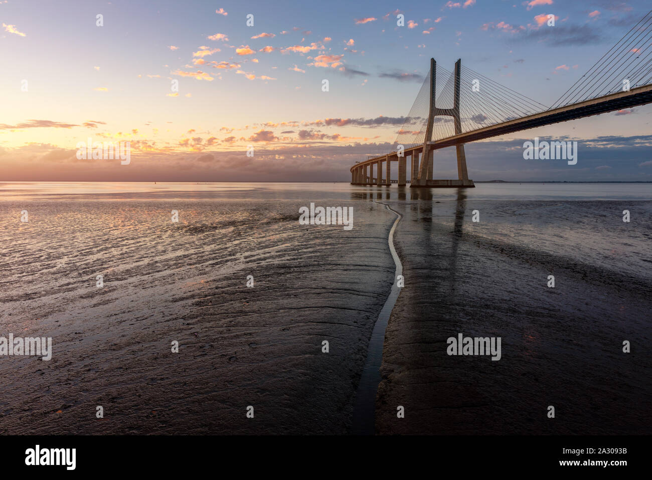 Dal ponte Vasco da Gama a sunrise a Lisbona, Portogallo. Dal ponte Vasco da Gama è un cavo-alloggiato bridge affiancato da viadotti e rangeviews che abbraccia il T Foto Stock
