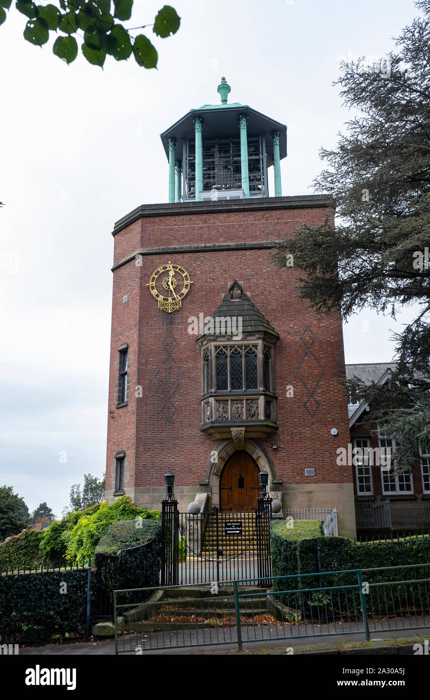 Il famoso carillon nel villaggio di Bournville, Birmingham, Regno Unito. Foto Stock