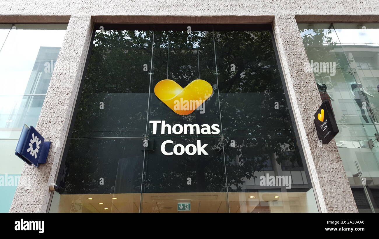 Scene della Thomas Cook shop su New Street, Birmingham l'ultimo giorno dell'azienda 178 anni di esistenza. Esso è andato nella somministrazione a 2am lunedì 23 settembre 2019. Foto Stock