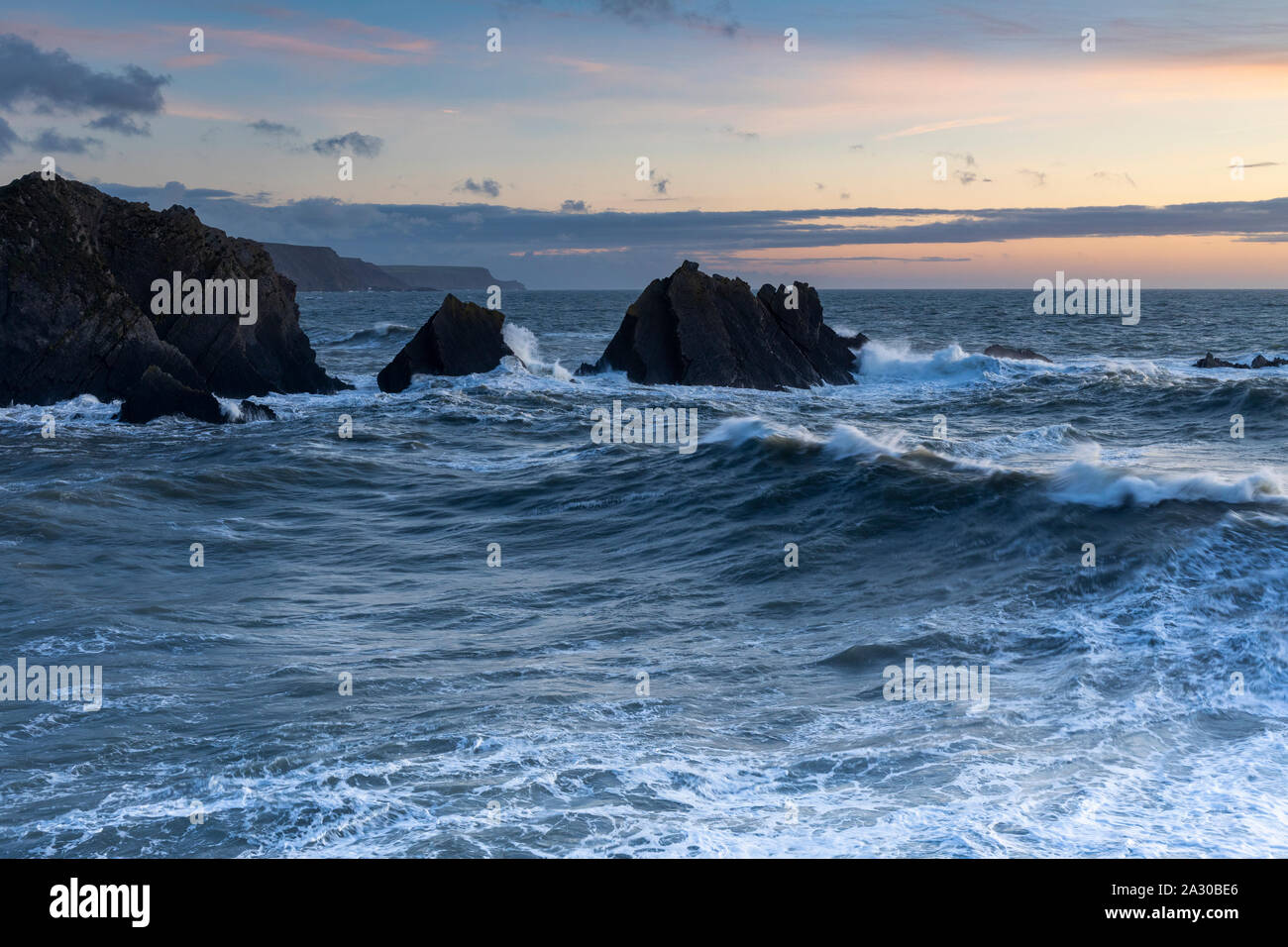 Mare mosso sulla costa frastagliata di hartland in North Devon durante le tempeste e gale force venti Foto Stock