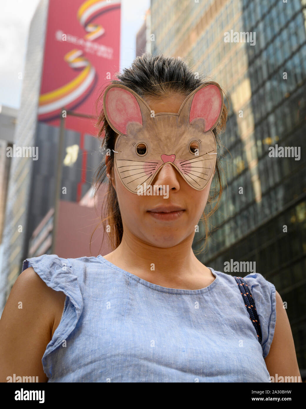 Hong Kong. Il 4 ottobre 2019. Migliaia di persone si sono radunate nel centro di Hong Kong e durante le ore del pranzo hanno marciato attraverso il quartiere centrale degli affari di protesta contro l'uso di alimentazione di emergenza per il divieto di indossare delle maschere durante le proteste. Foto Stock