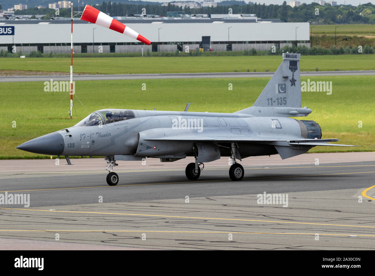 LE BOURGET PARIGI - giu 20, 2019: Pakistan Air Force PAC JF-17 Thunder fighter velivoli a getto di rullaggio per la pista al Paris Air Show. Foto Stock