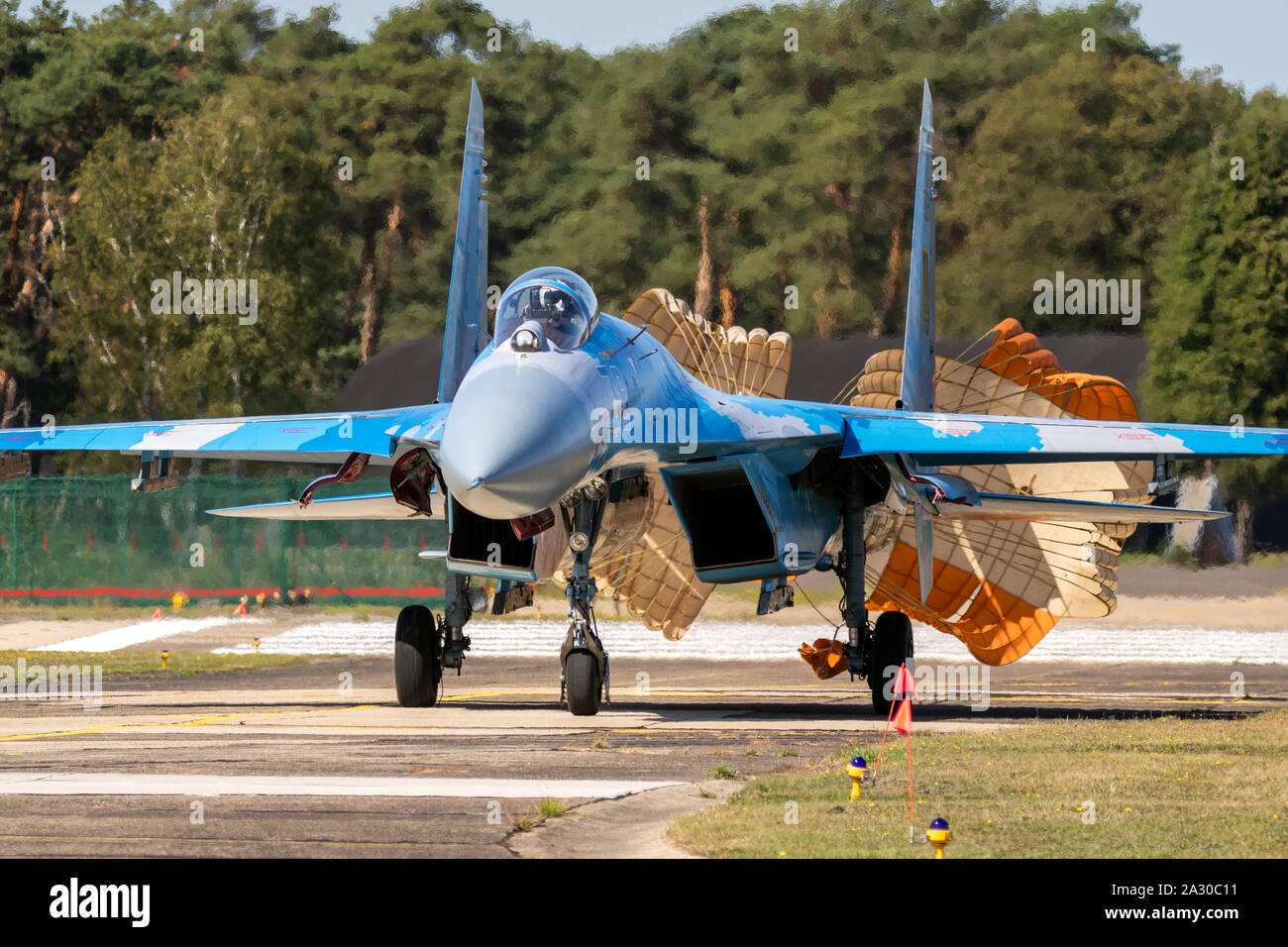 KLEINE BROGEL, Belgio - Sep 14, 2019: Ucraina Air Force Sukhoi Su-27 il flanker fighter jet rullaggio con paracadute dopo lo sbarco su Kleine-Br Foto Stock