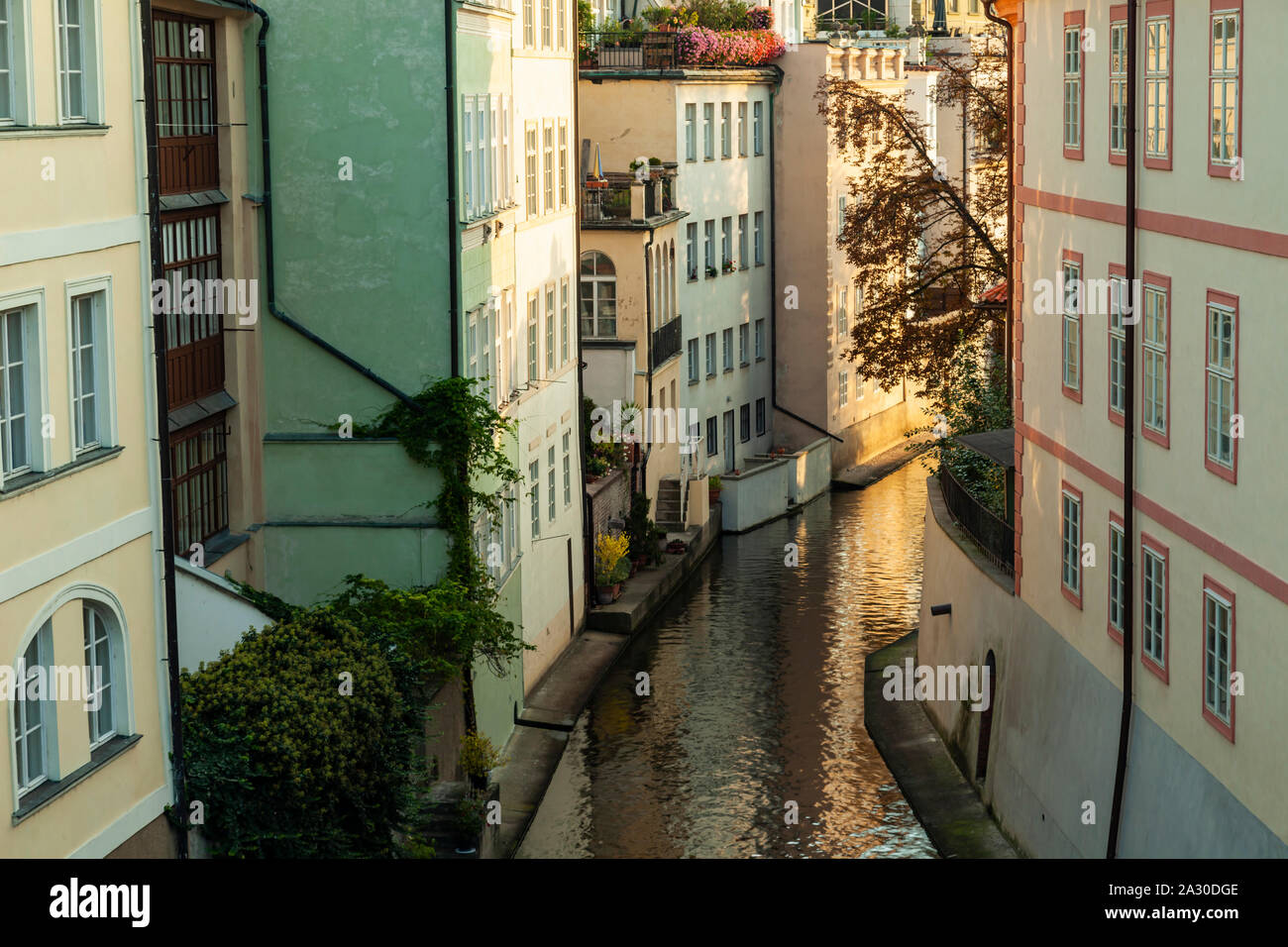 Mattinata a Certovka canal nel quartiere di Mala Strana, Praga Cechia. Foto Stock