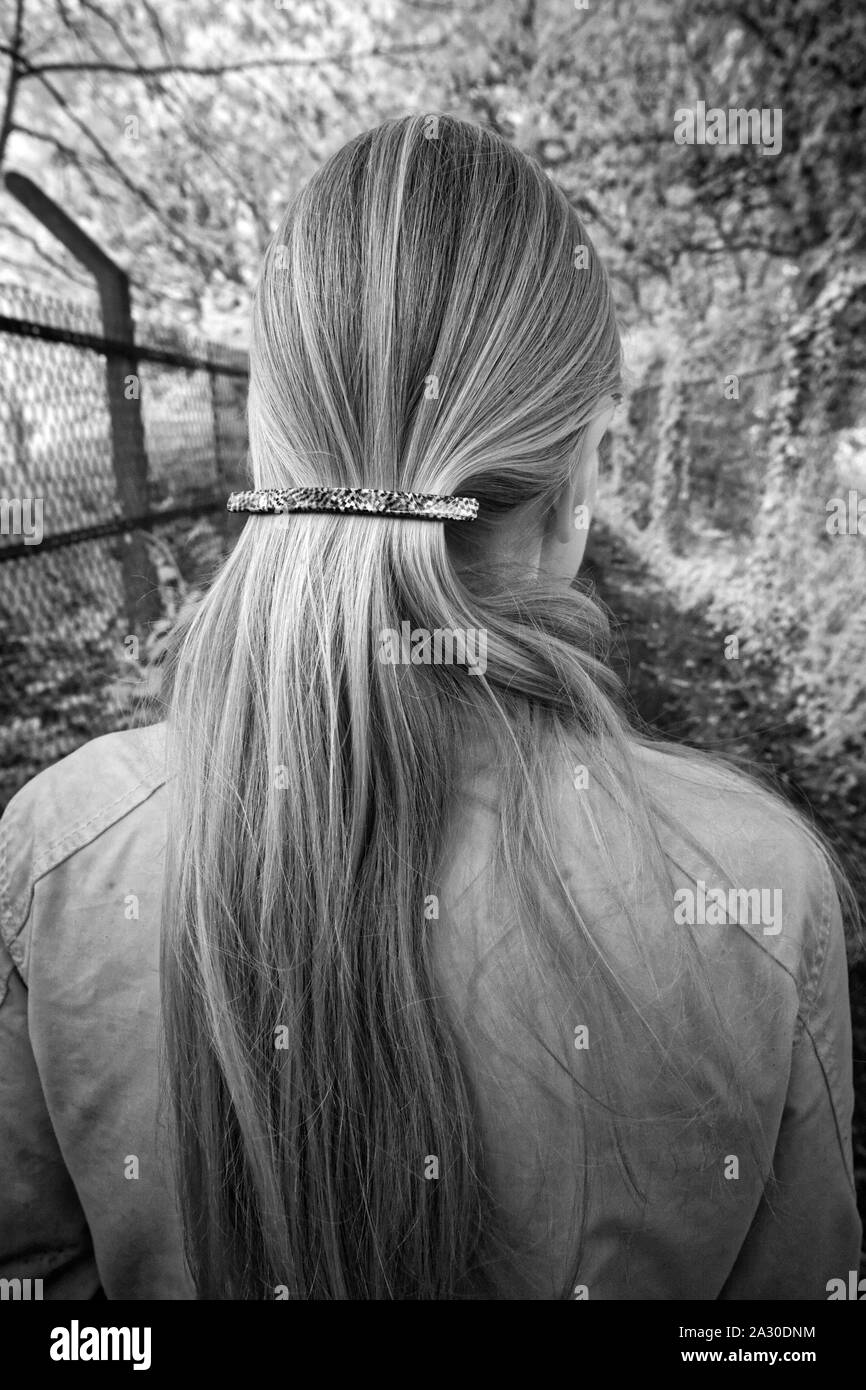 Anonimo donna con capelli lunghi Foto Stock