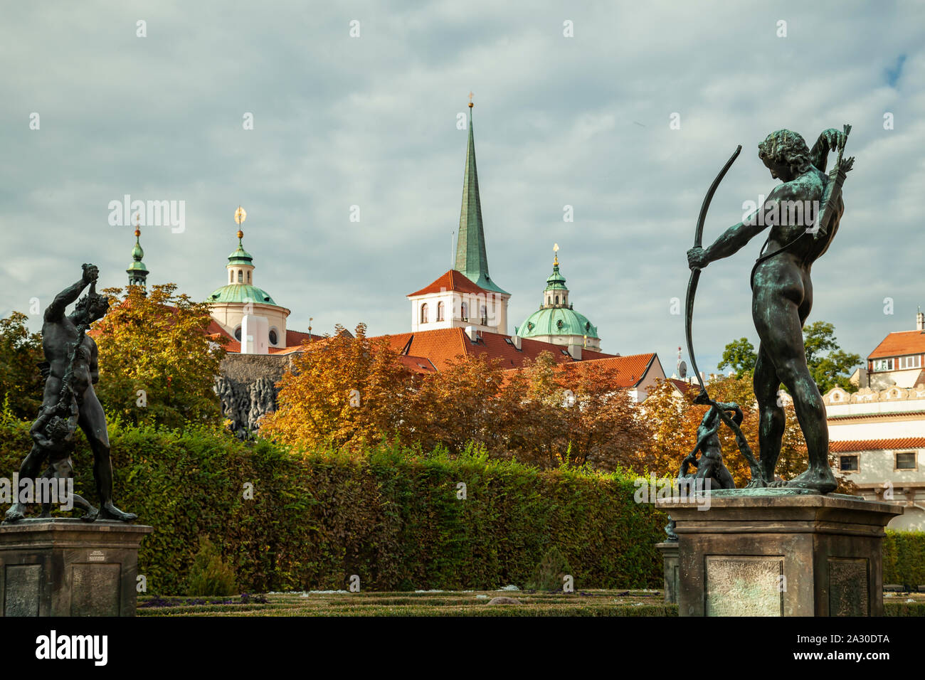 Autunno mattina al Giardino Wallenstein nel quartiere di Mala Strana di Praga. Foto Stock