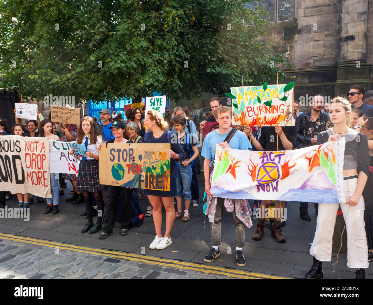 Estinzione della ribellione manifestanti sul Royal Mile durante la Edinburgh Fringe nel mese di agosto 2019 Edimburgo in Scozia Foto Stock