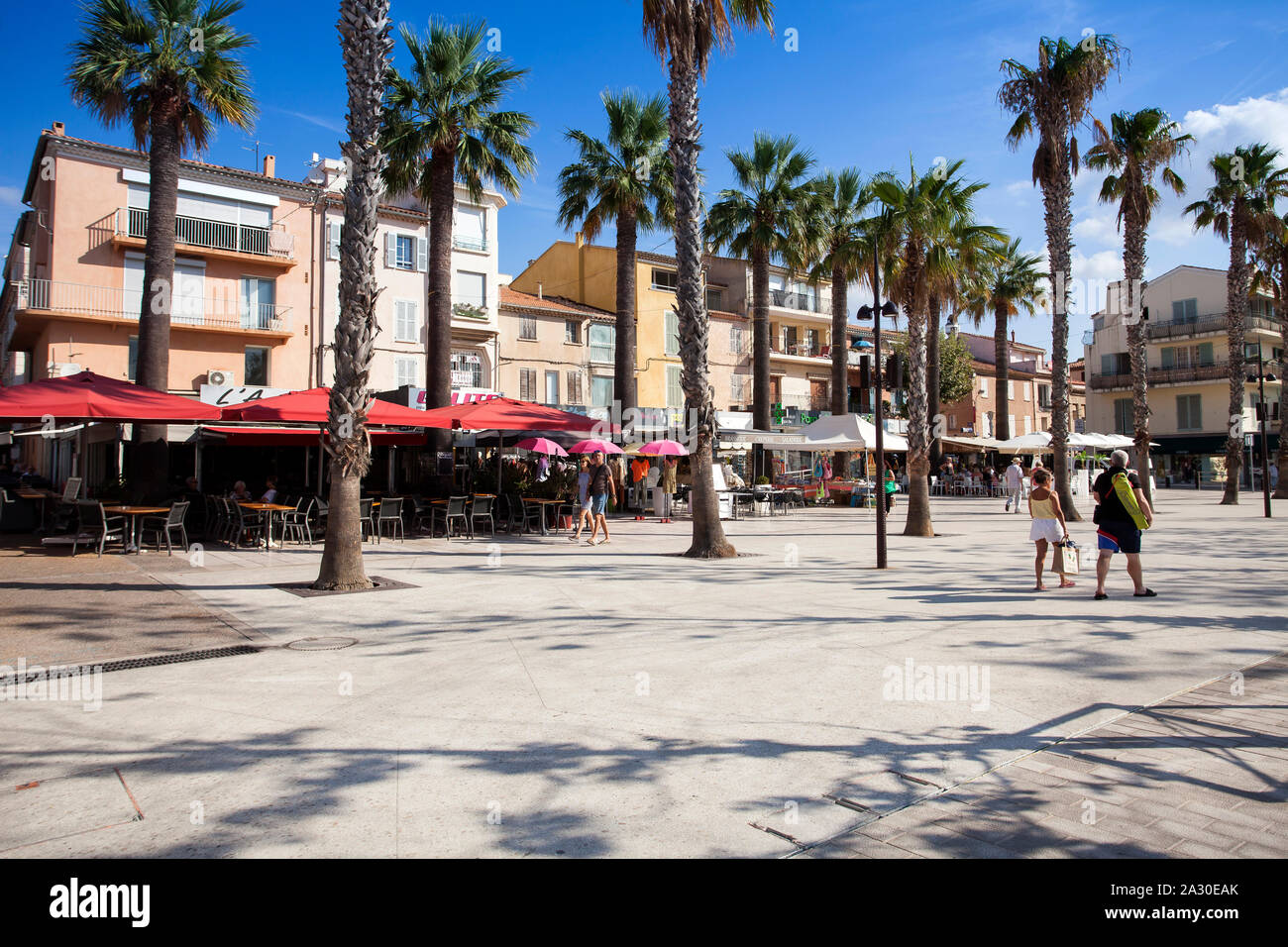 Strandpromenade mit caffetterie in Bandol, Alpes-Maritimes, Cote d'Azur, Südfrankreich, Frankreich, Europa| beach promenade di Bandol, con negozi e caffetterie, Foto Stock