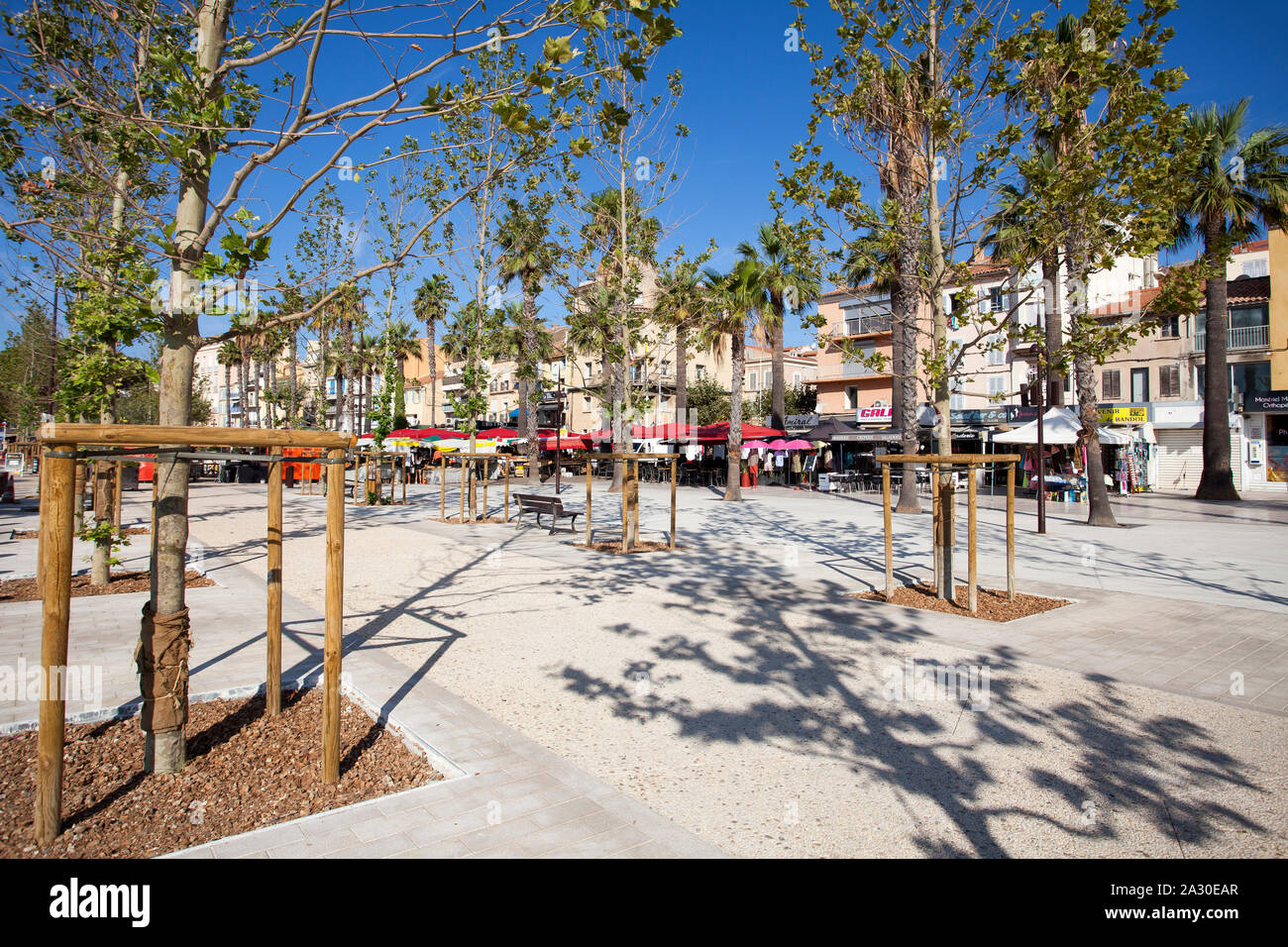 Strandpromenade mit caffetterie in Bandol, Alpes-Maritimes, Cote d'Azur, Südfrankreich, Frankreich, Europa| beach promenade di Bandol, con negozi e caffetterie, Foto Stock